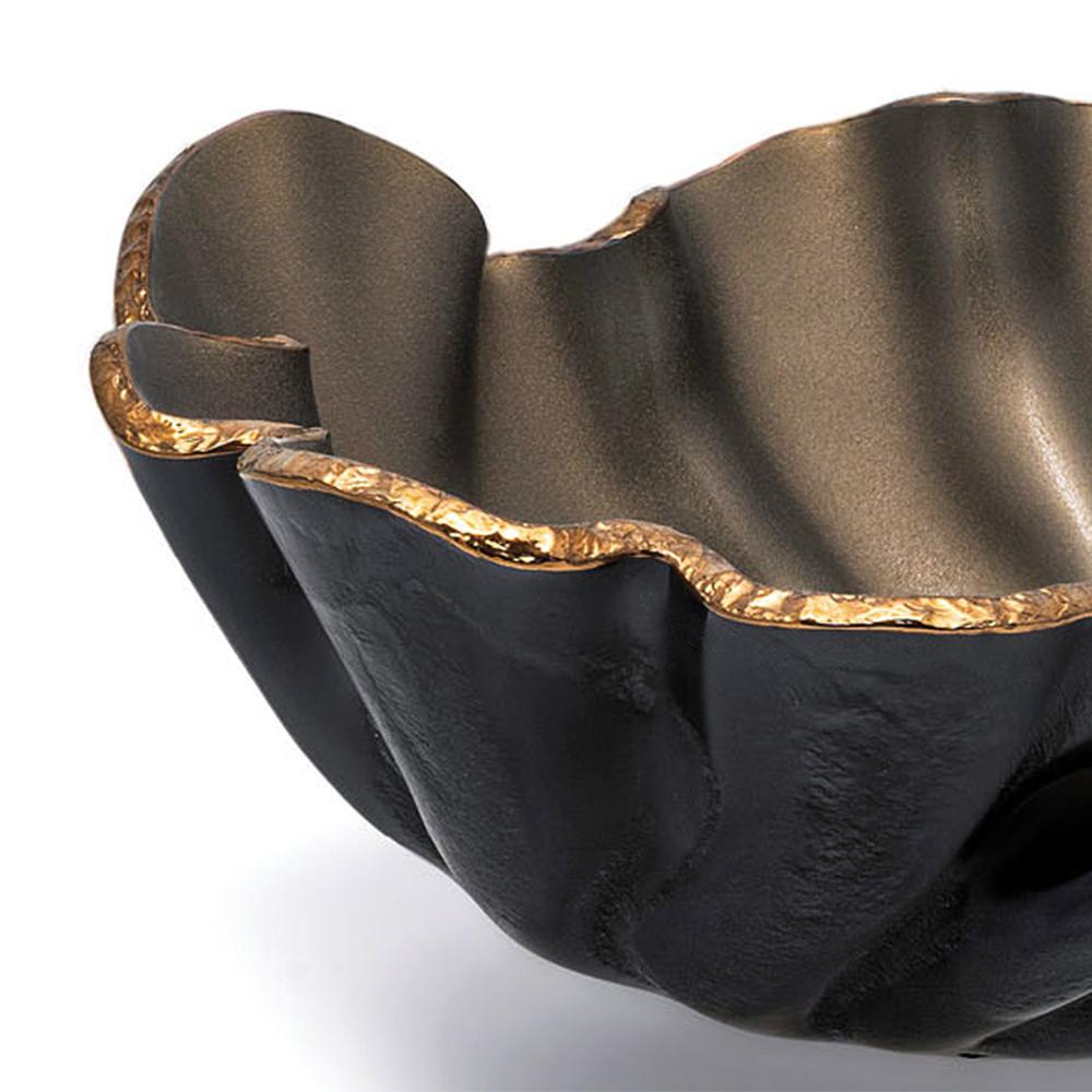 Ciotola petalo in vetro opaco bronzo tutto in vetro soffiato con
finiture in bronzo sul bordo, vetro con ossidi locali e 
componenti in bronzo per creare effetti unici. 
Ogni pezzo è unico e realizzato a mano.