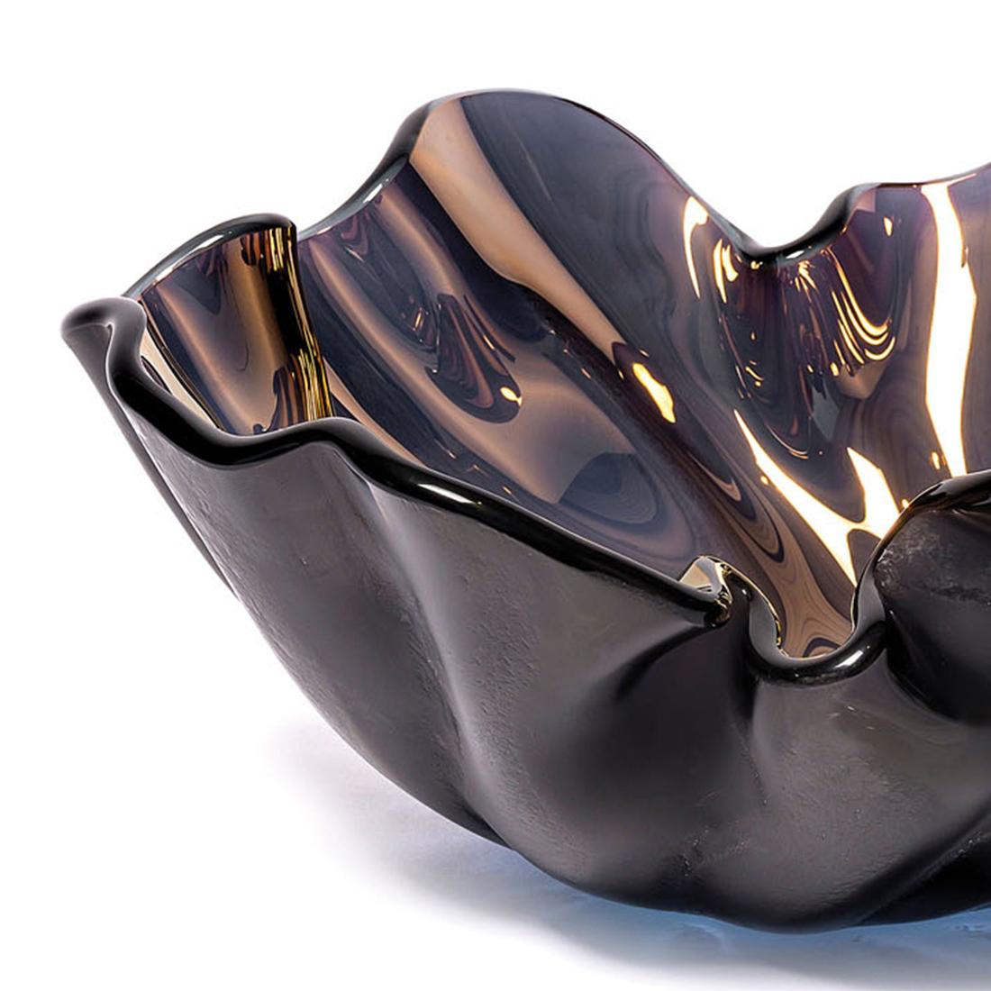 Bowl petal bronze shiny glass all in blown glass with
bronze shiny finish inside, with blackened glass finish
outside. Hand-crafted piece, each piece is unique.