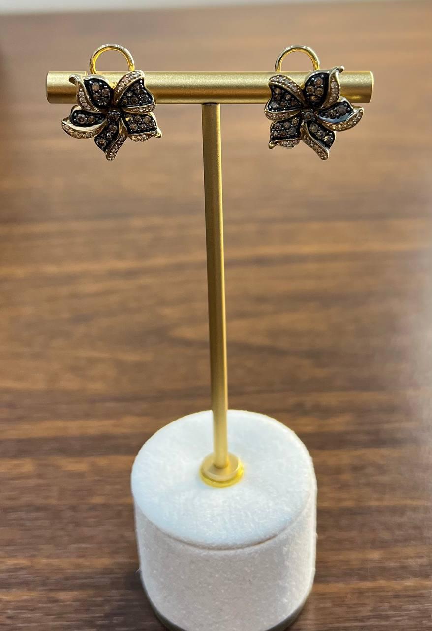 Questi squisiti orecchini presentano un delicato design a fiocco ornato da diamanti scintillanti. Realizzati in oro, gli orecchini presentano dettagli intricati e una finitura lussuosa. Lo stile a clip assicura comfort e facilità d'uso.