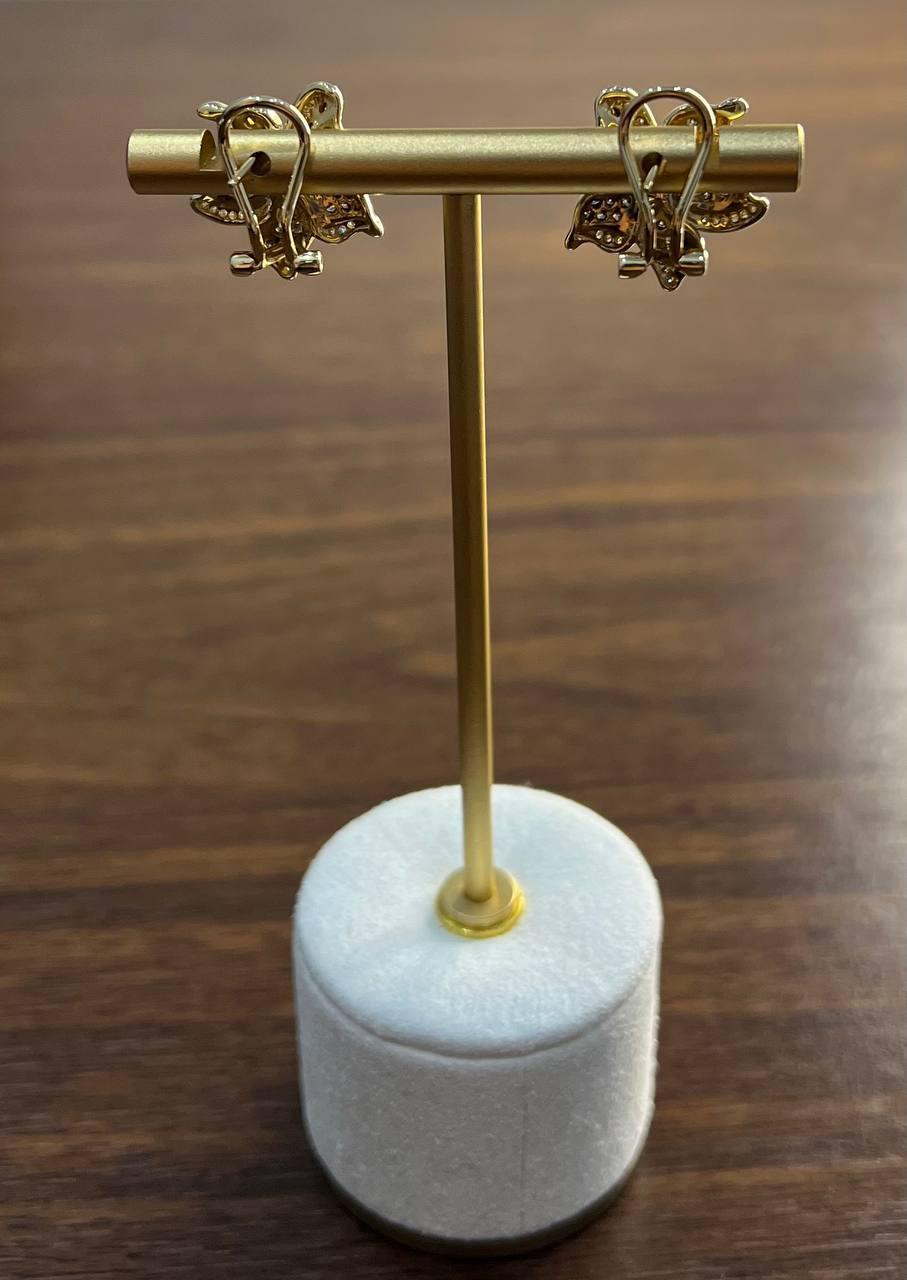 Taglio misto Orecchini a lobo in oro 14K con diamanti bianchi e marroni dal design floreale a petali in vendita