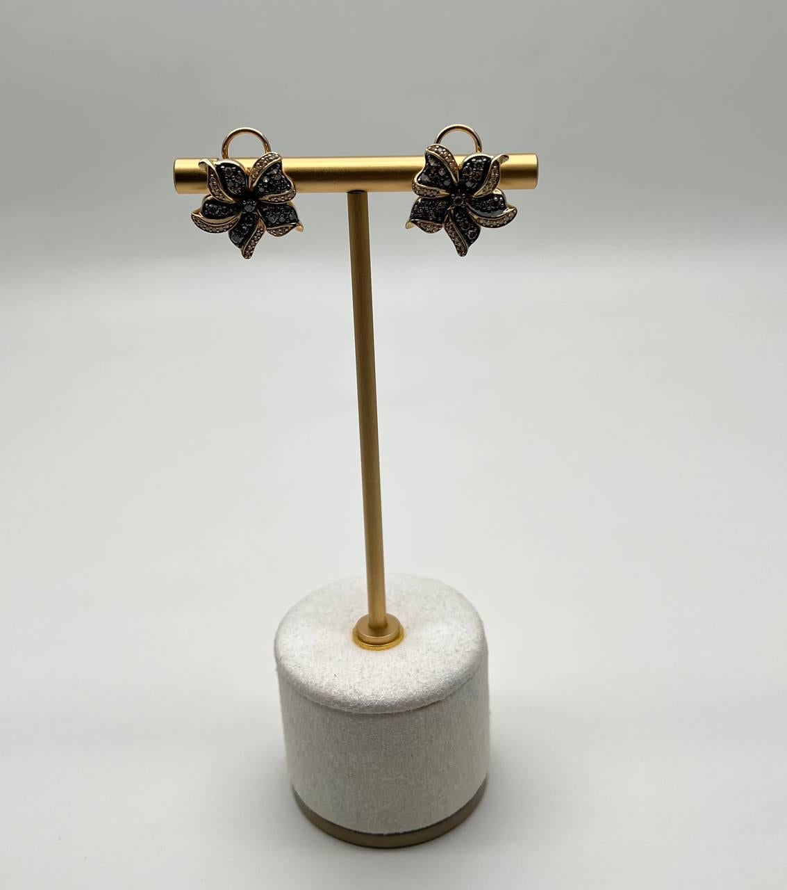 Orecchini a lobo in oro 14K con diamanti bianchi e marroni dal design floreale a petali In condizioni Nuovo in vendita a Oakton, VA