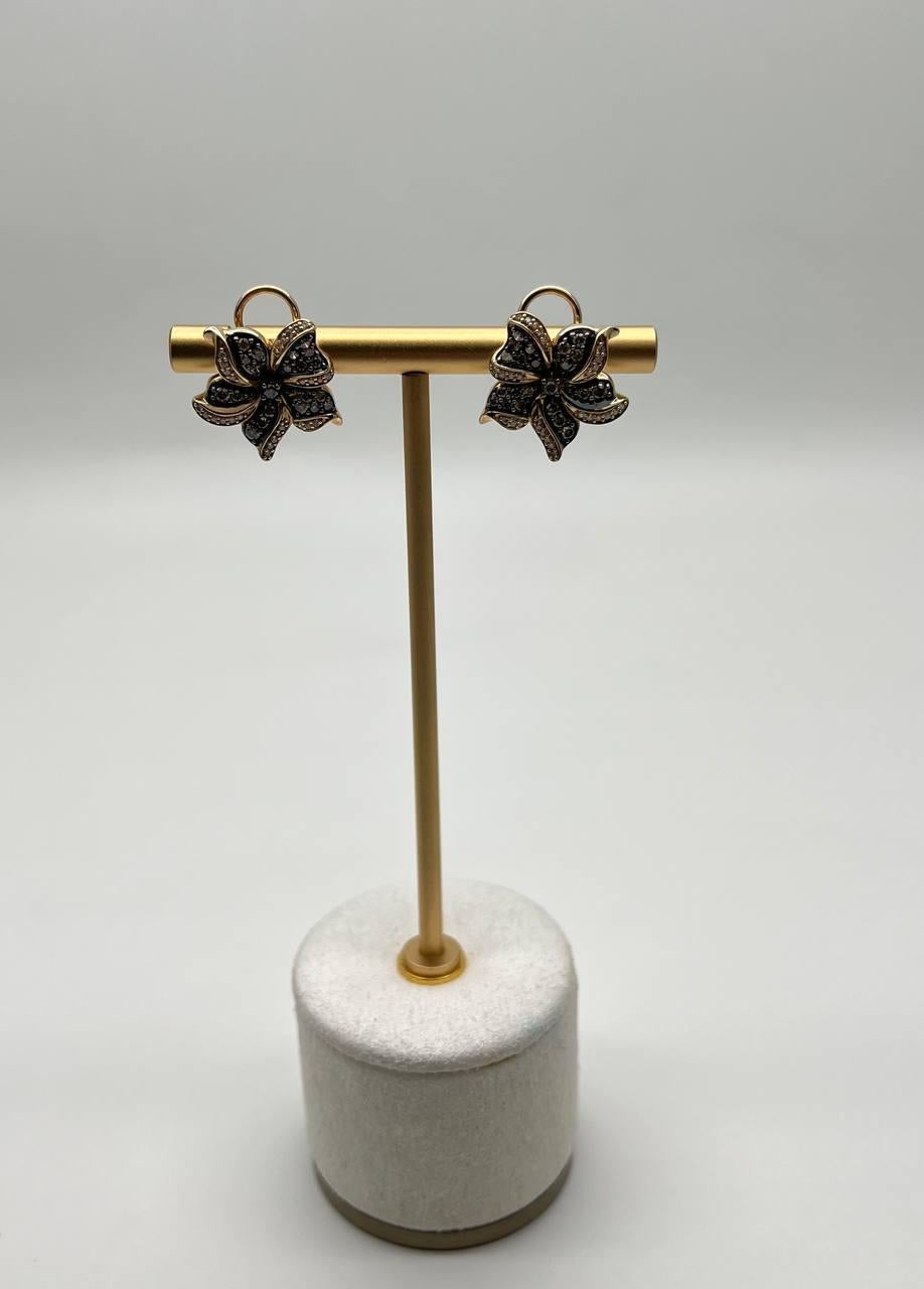 Donna Orecchini a lobo in oro 14K con diamanti bianchi e marroni dal design floreale a petali in vendita