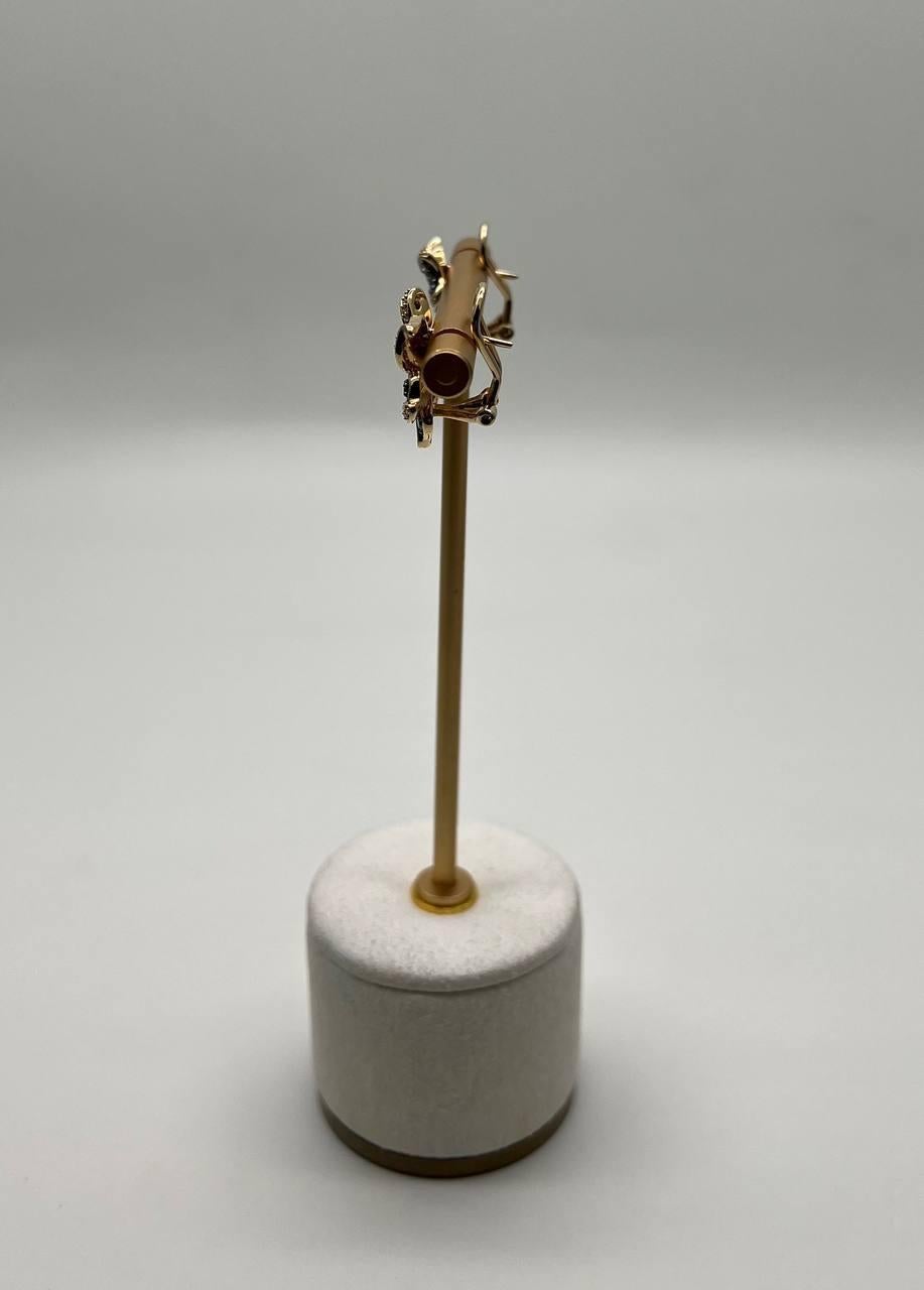 Orecchini a lobo in oro 14K con diamanti bianchi e marroni dal design floreale a petali in vendita 1