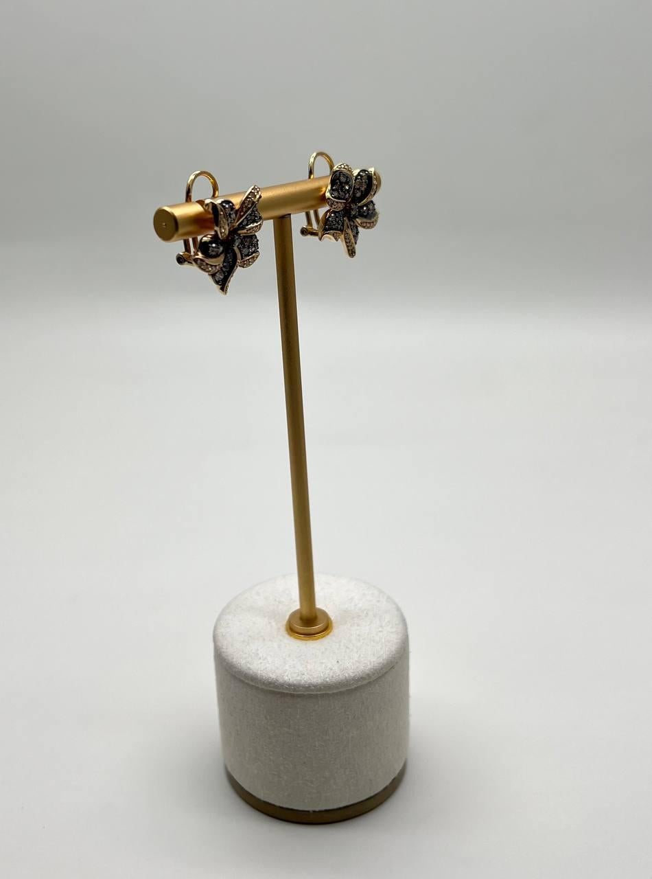 Orecchini a lobo in oro 14K con diamanti bianchi e marroni dal design floreale a petali in vendita 2