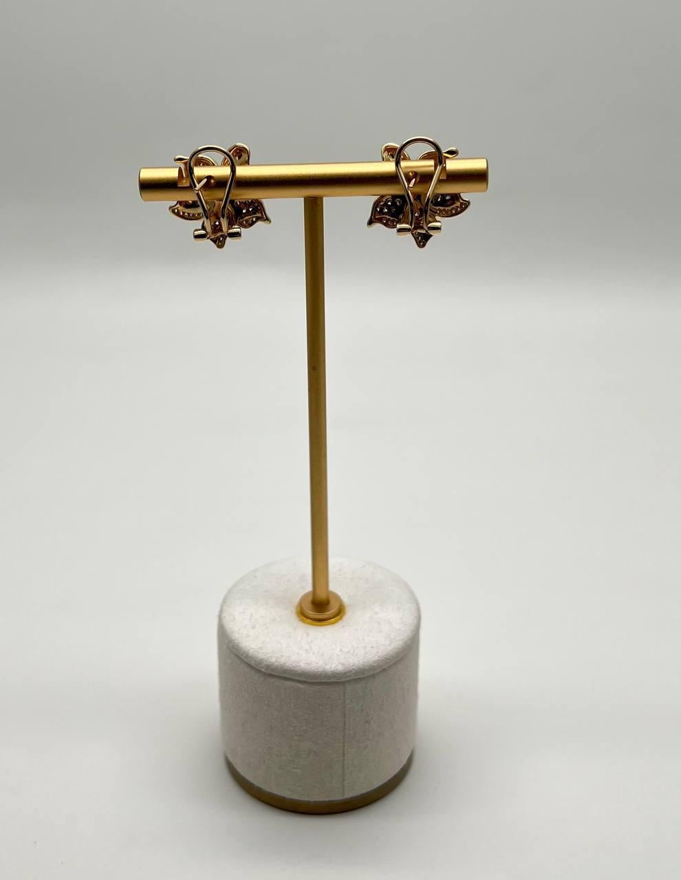 Orecchini a lobo in oro 14K con diamanti bianchi e marroni dal design floreale a petali in vendita 3