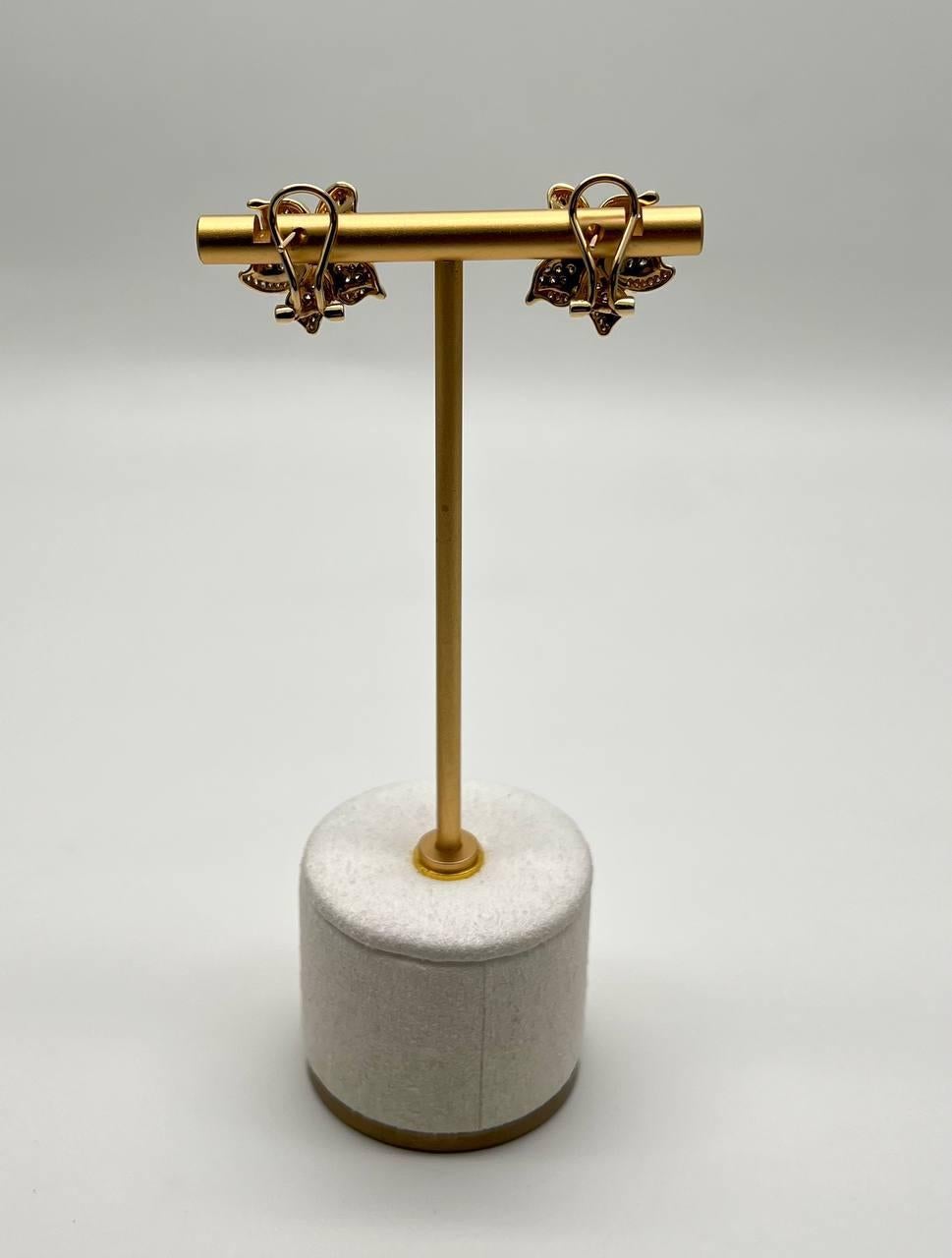 Orecchini a lobo in oro 14K con diamanti bianchi e marroni dal design floreale a petali in vendita 4