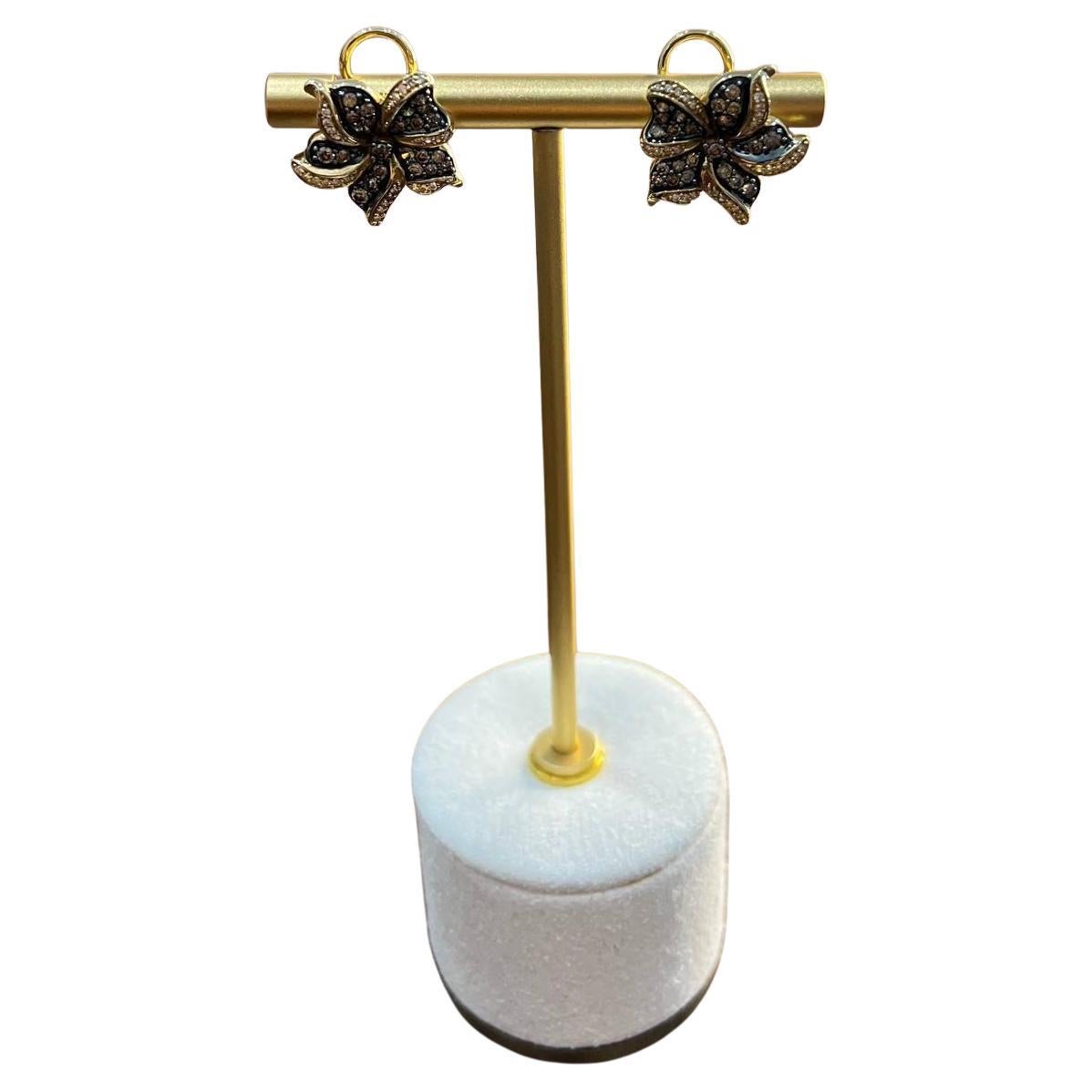 Orecchini a lobo in oro 14K con diamanti bianchi e marroni dal design floreale a petali in vendita