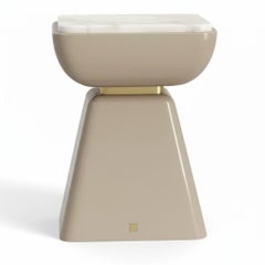 Tavolino a forma di petalo in lacca francese lucida, accenti in marmo e ottone