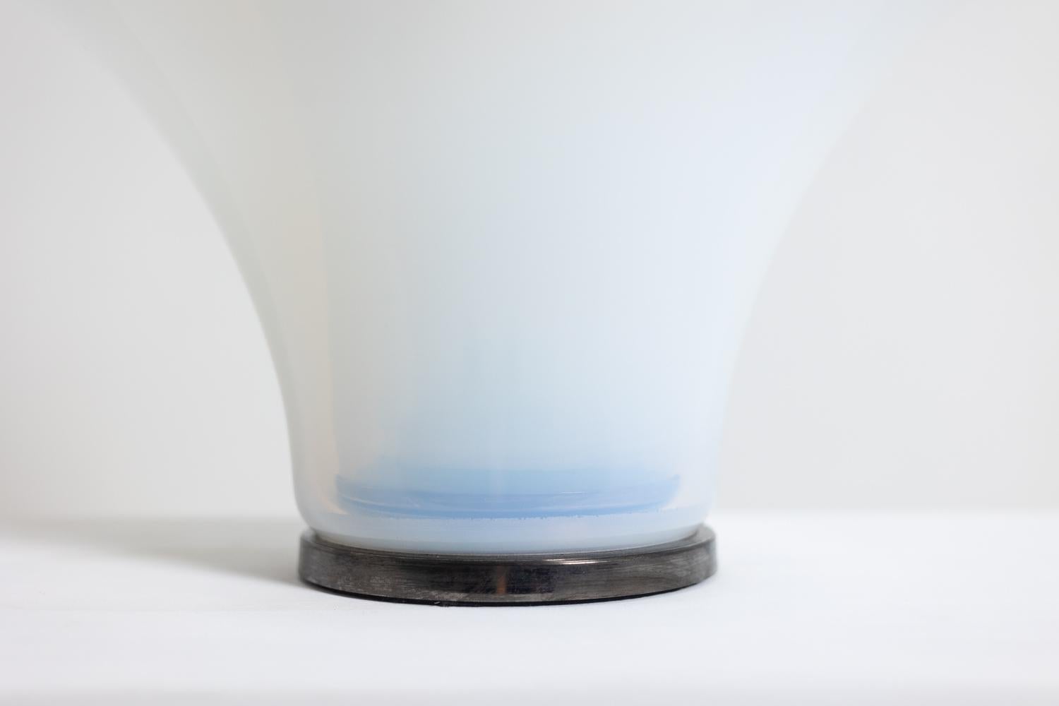 Lampe pétale en verre opalescent blanc et bleuté. 21e siècle. en vente 4