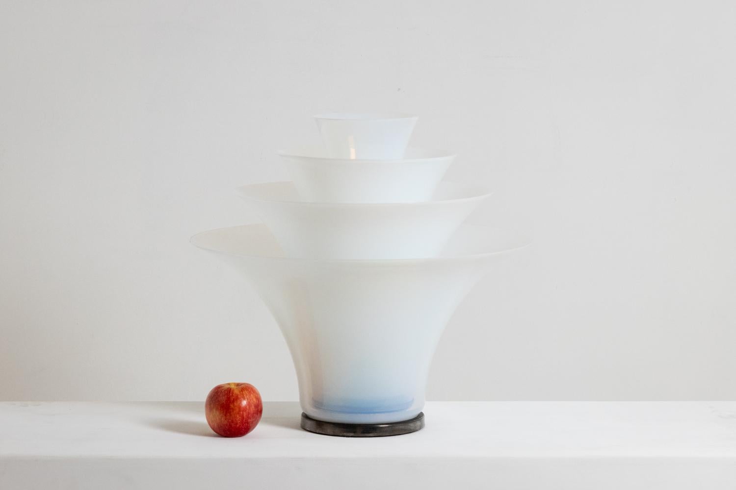Andorran Lampe pétale en verre opalescent blanc et bleuté. 21e siècle. en vente