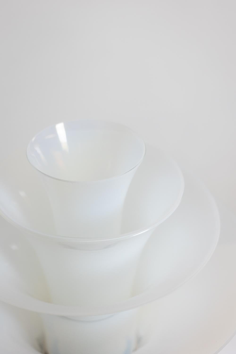 Lampe pétale en verre opalescent blanc et bleuté. 21e siècle. Excellent état - En vente à Saint-Ouen, FR