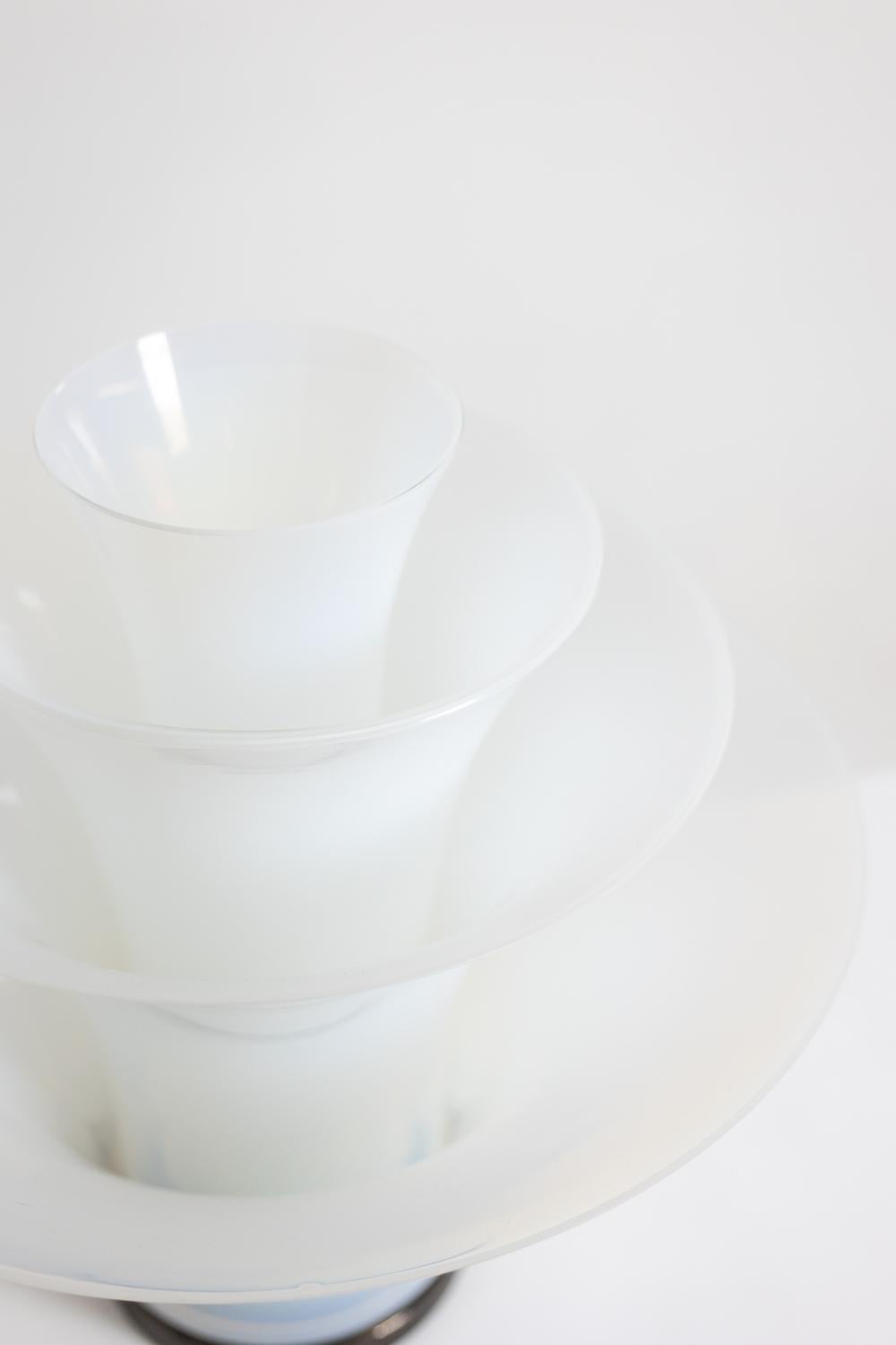 XXIe siècle et contemporain Lampe pétale en verre opalescent blanc et bleuté. 21e siècle. en vente