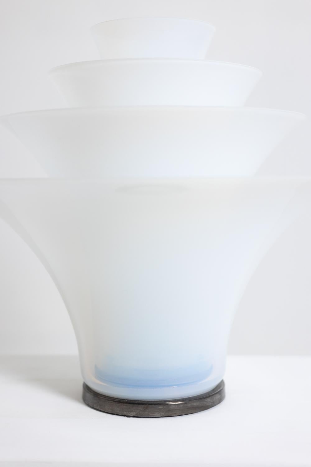 Verre Lampe pétale en verre opalescent blanc et bleuté. 21e siècle. en vente