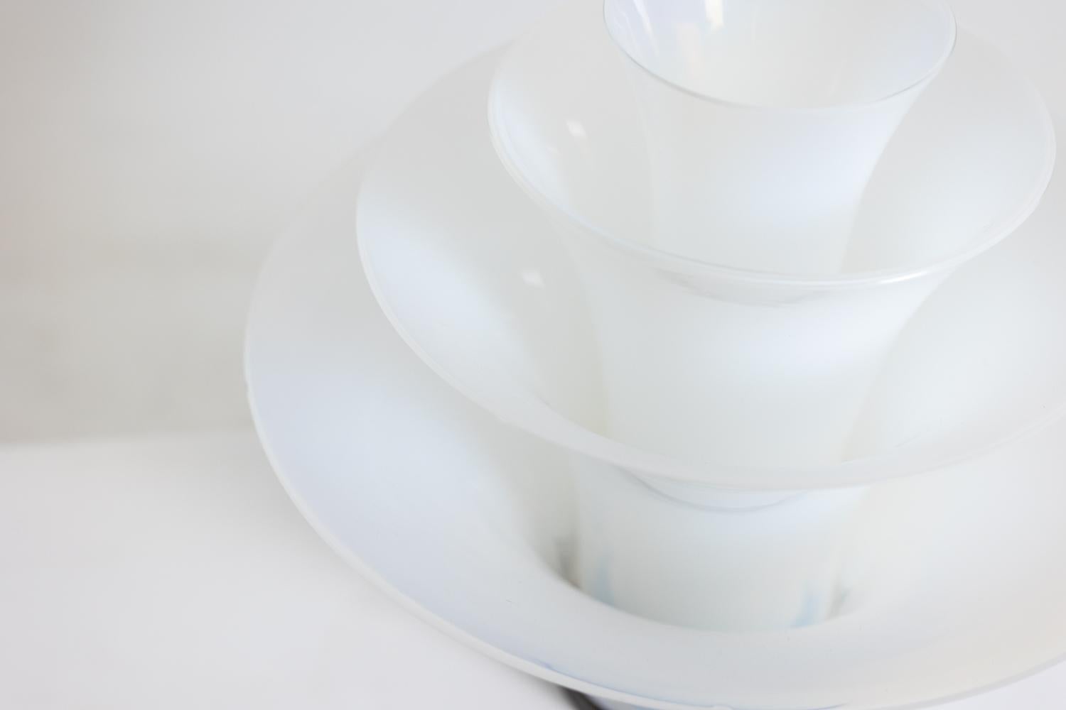 Lampe pétale en verre opalescent blanc et bleuté. 21e siècle. en vente 1