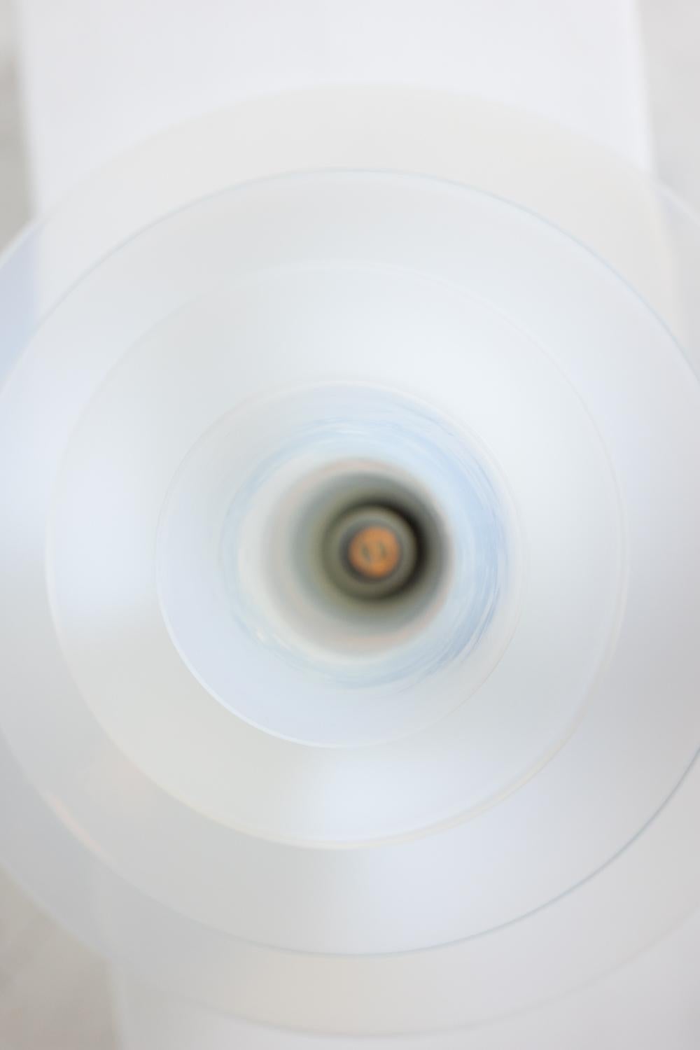 Lampe pétale en verre opalescent blanc et bleuté. 21e siècle. en vente 2
