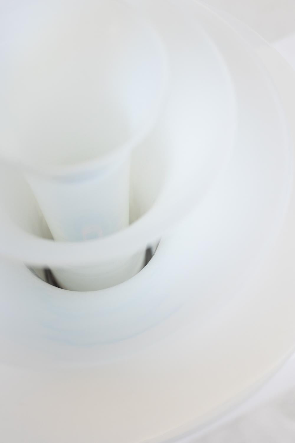 Lampe pétale en verre opalescent blanc et bleuté. 21e siècle. en vente 3