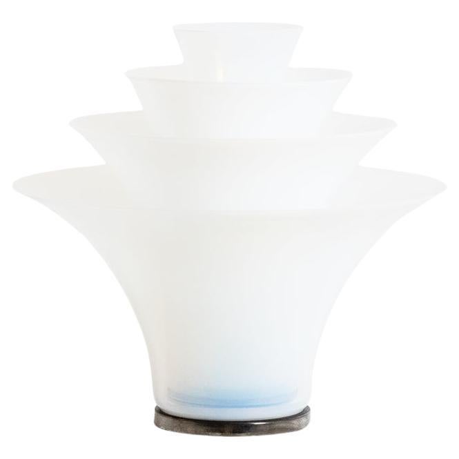 Lampe pétale en verre opalescent blanc et bleuté. 21e siècle. en vente