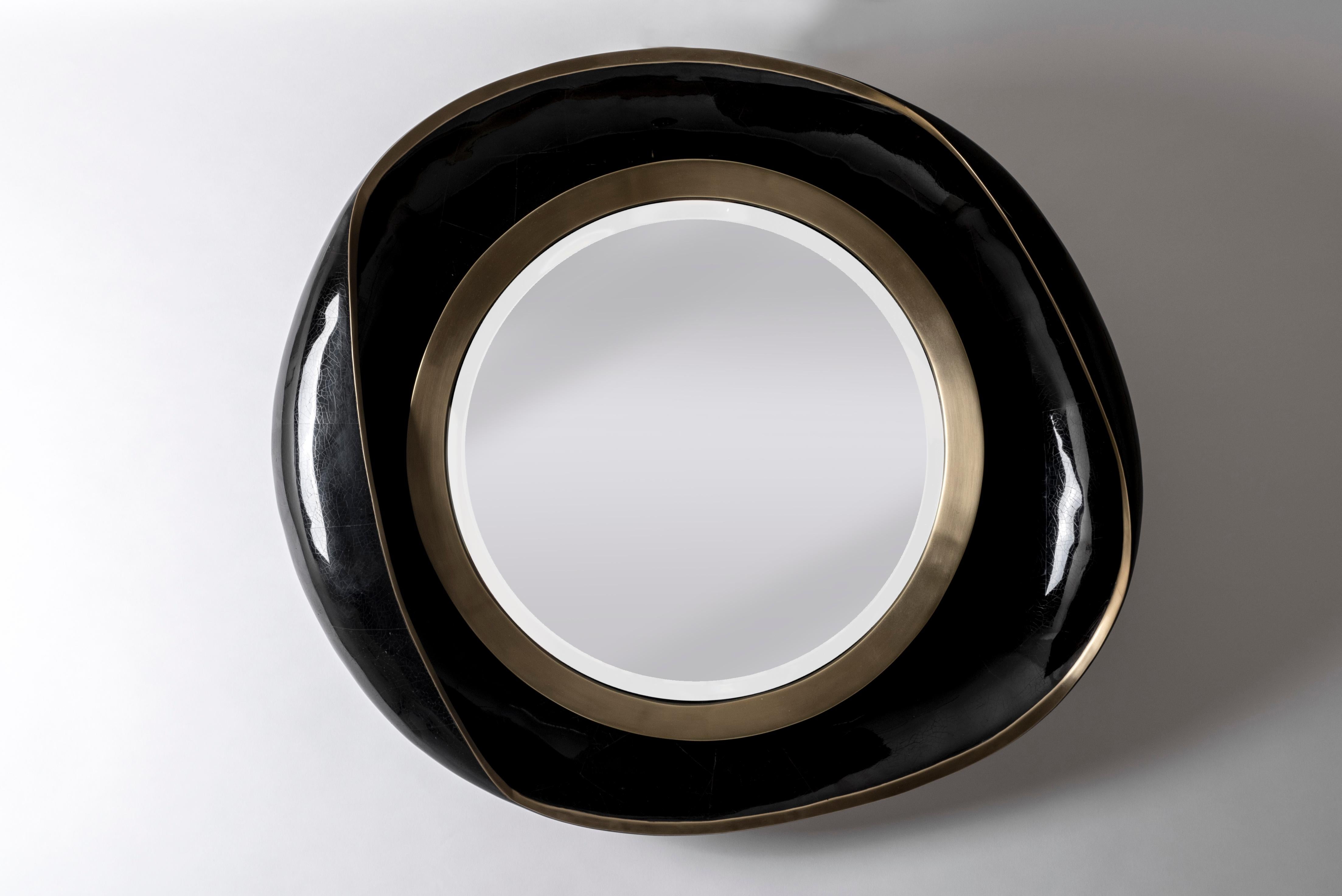 Fatto a mano Specchio Petal in conchiglia nera e ottone patinato bronzo di R & Y Augousti in vendita