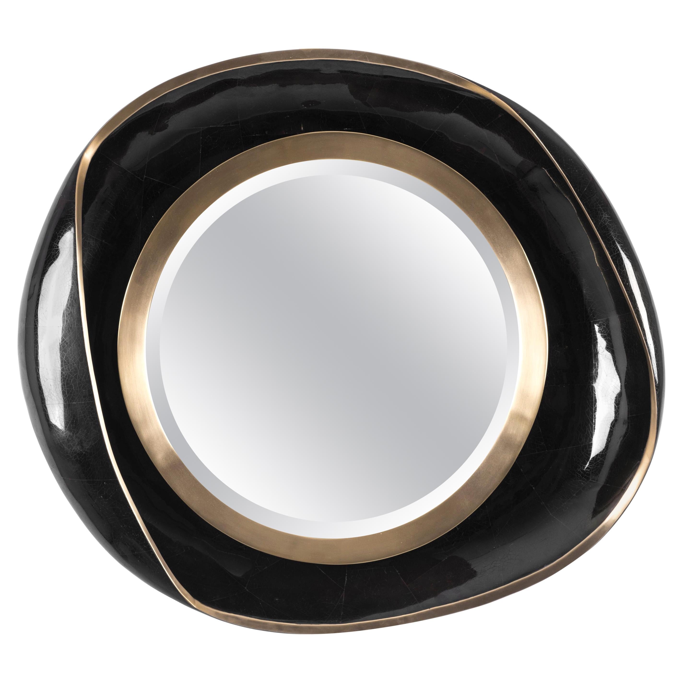 Miroir pétale en coquille noire et laiton patiné bronze par R&Y Augousti en vente