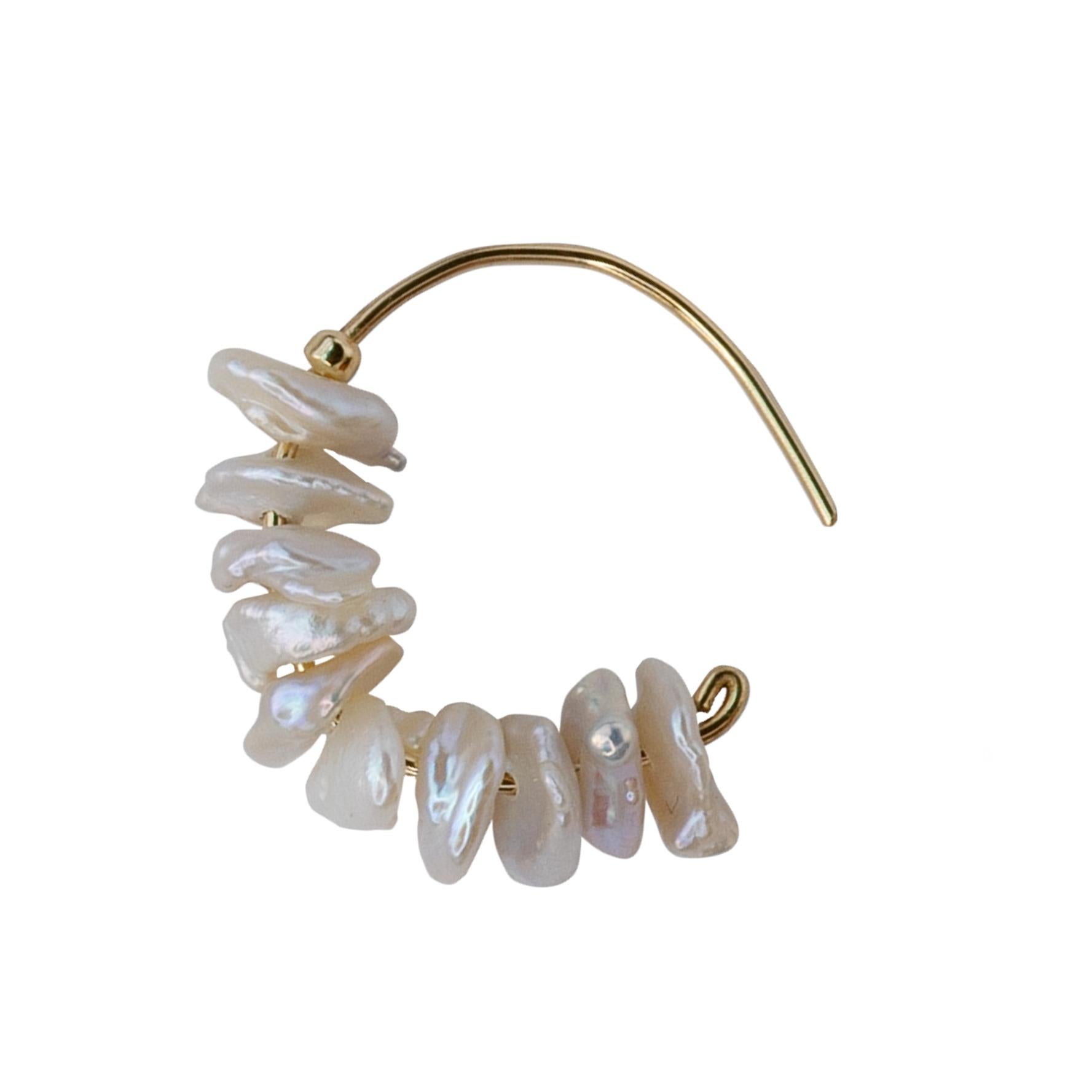 Artigiano Orecchino a mezza luna con perle di petalo e gancio in oro 14K - Da Bombyx House in vendita