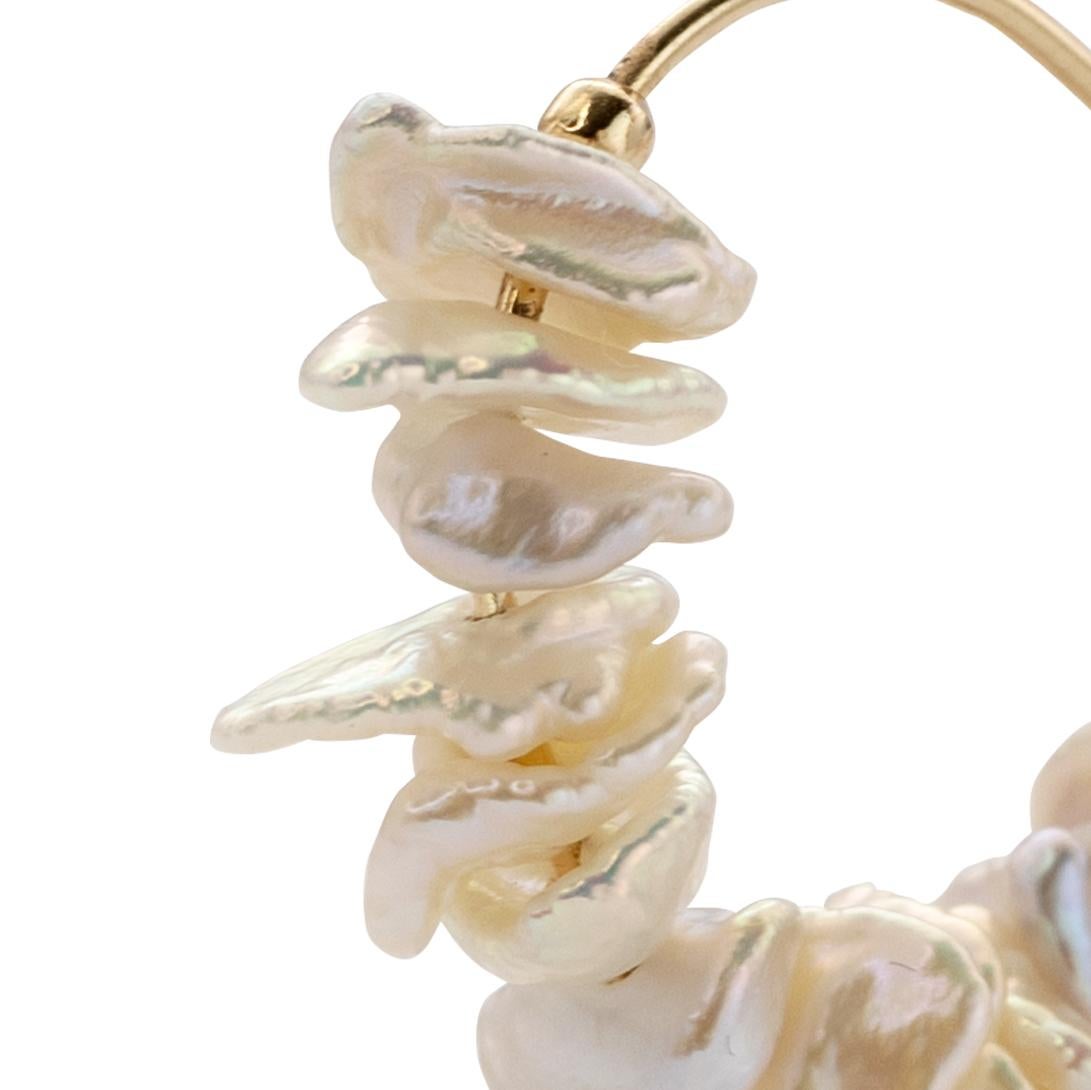 Grezzo Orecchino a mezza luna con perle di petalo e gancio in oro 14K - Da Bombyx House in vendita