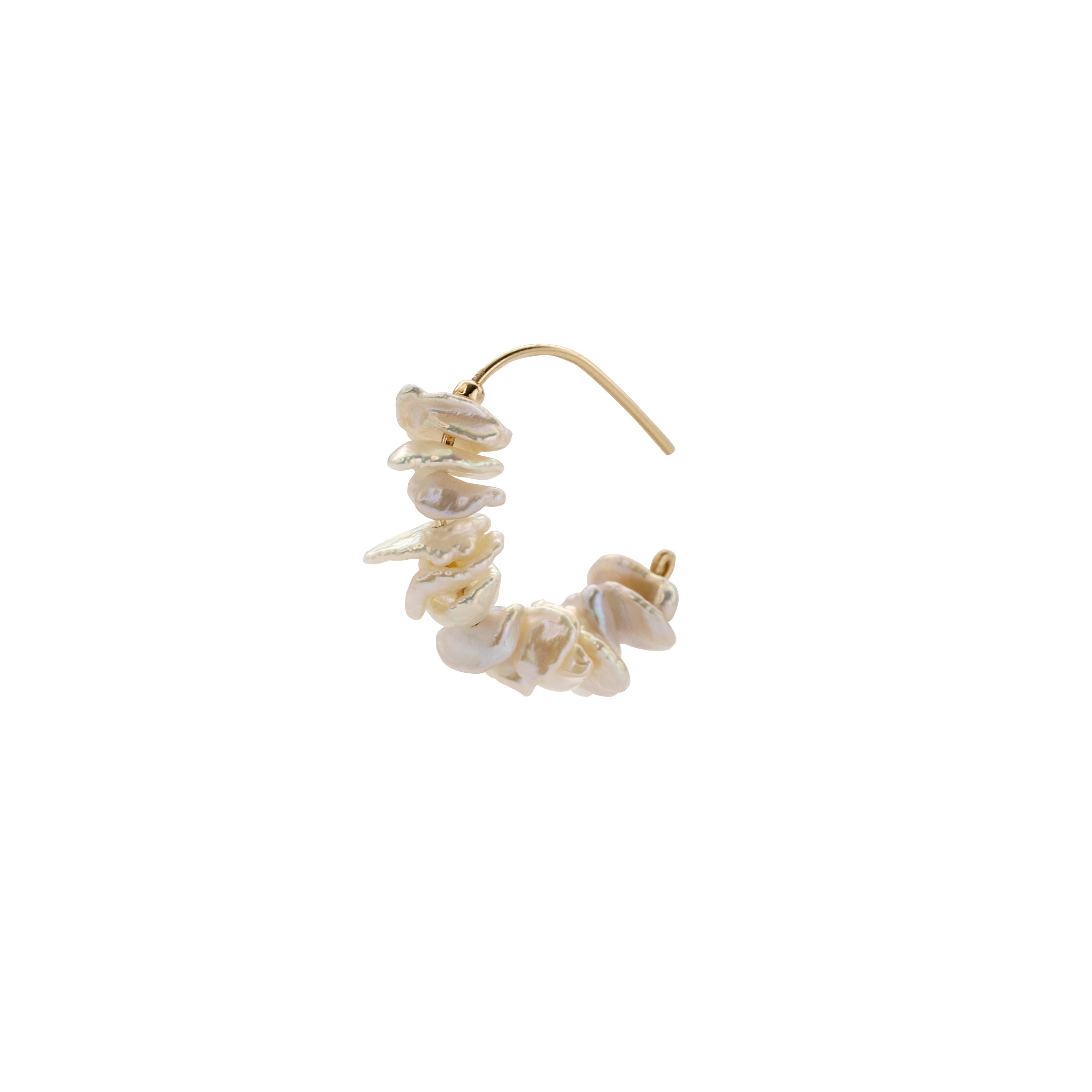 Orecchino a mezza luna con perle di petalo e gancio in oro 14K - Da Bombyx House In condizioni Nuovo in vendita a Westport, CT