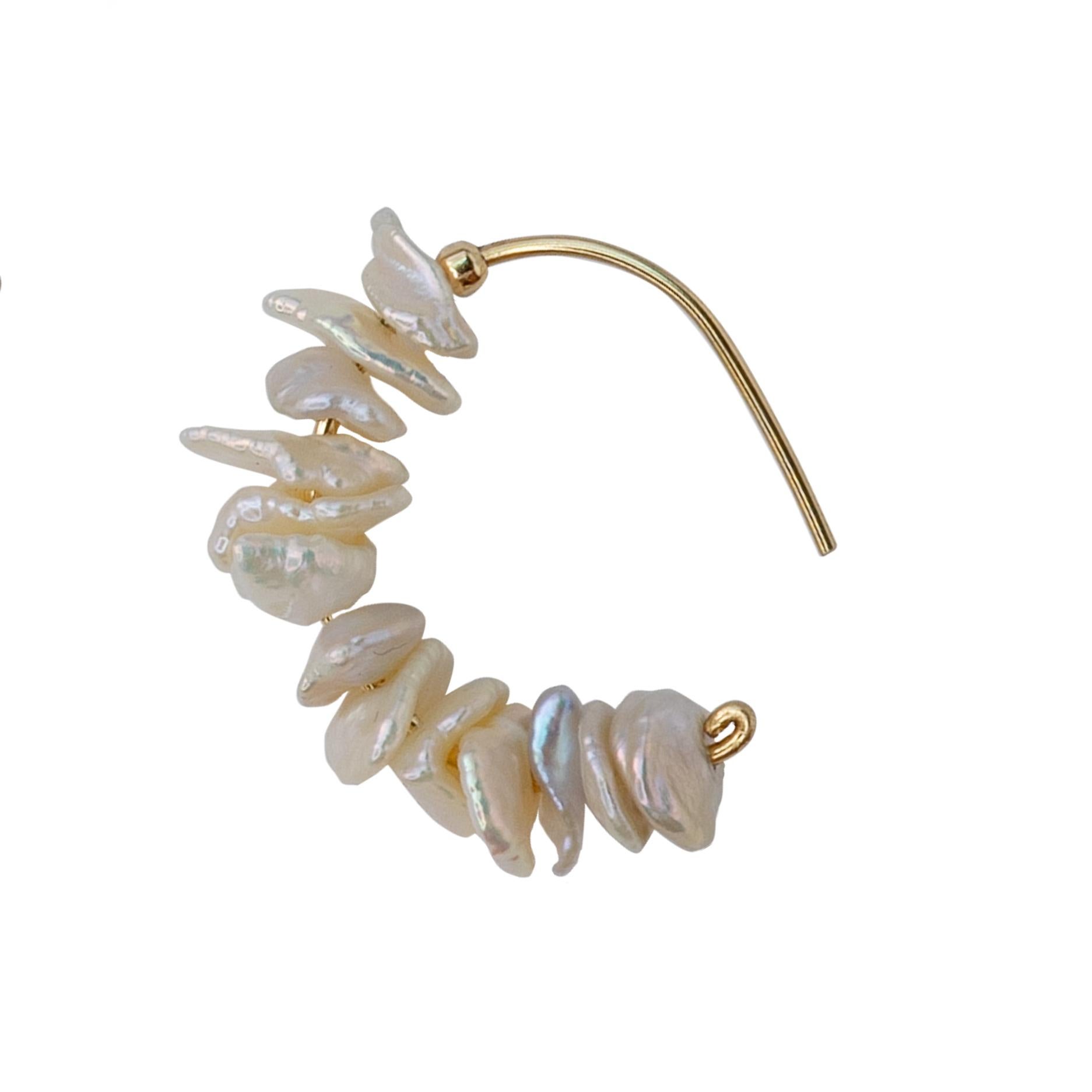 Donna Orecchino a mezza luna con perle di petalo e gancio in oro 14K - Da Bombyx House in vendita