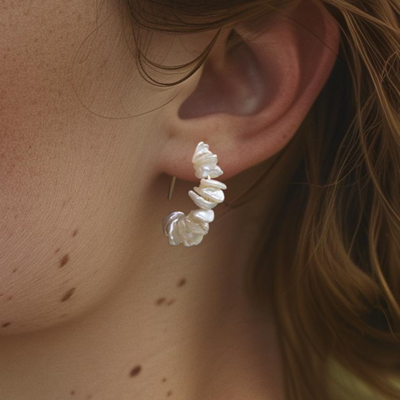 Orecchino a mezza luna con perle di petalo e gancio in oro 14K - Da Bombyx House in vendita 2