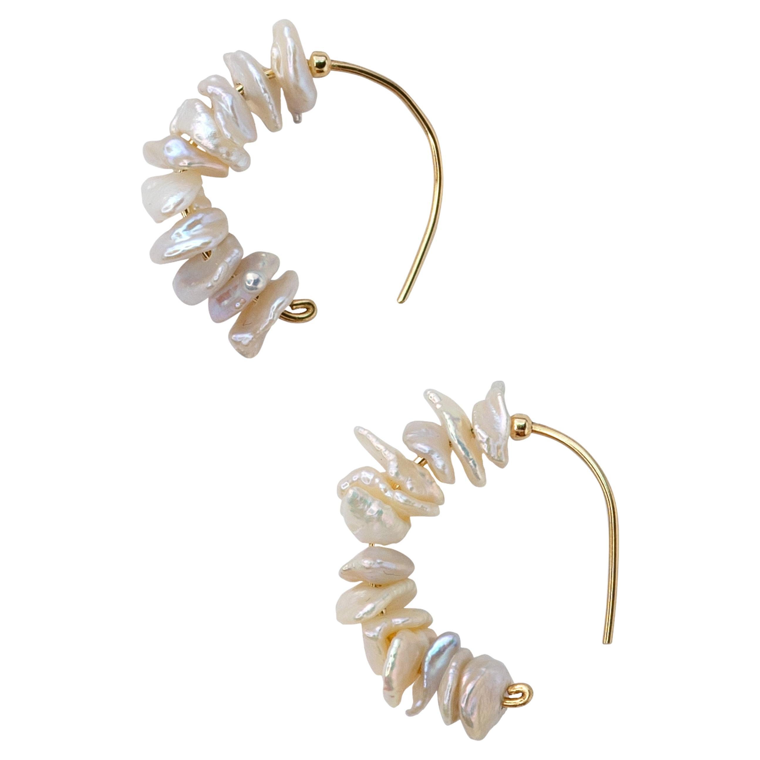 Orecchino a mezza luna con perle di petalo e gancio in oro 14K - Da Bombyx House in vendita