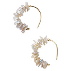 Orecchino a mezza luna con perle di petalo e gancio in oro 14K - Da Bombyx House