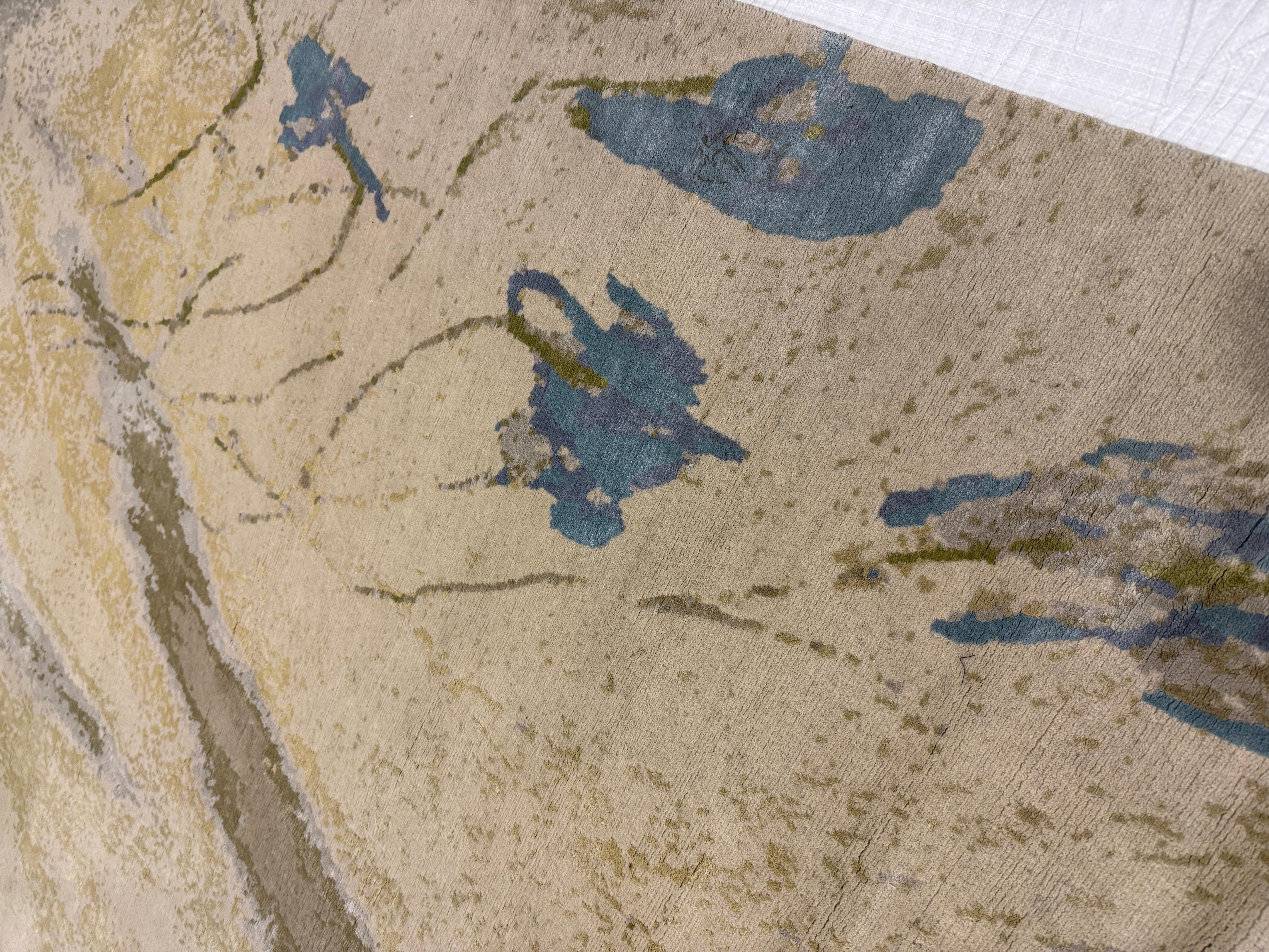 Noué à la main Tapis botanique moderne Petal Play en laine de l'Himalaya et soie chinoise en vente