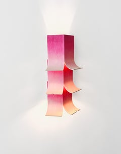 Applique Petal - Applique moderne en bois courbé, fabriquée à la main, avec finition en peinture rose ombrée