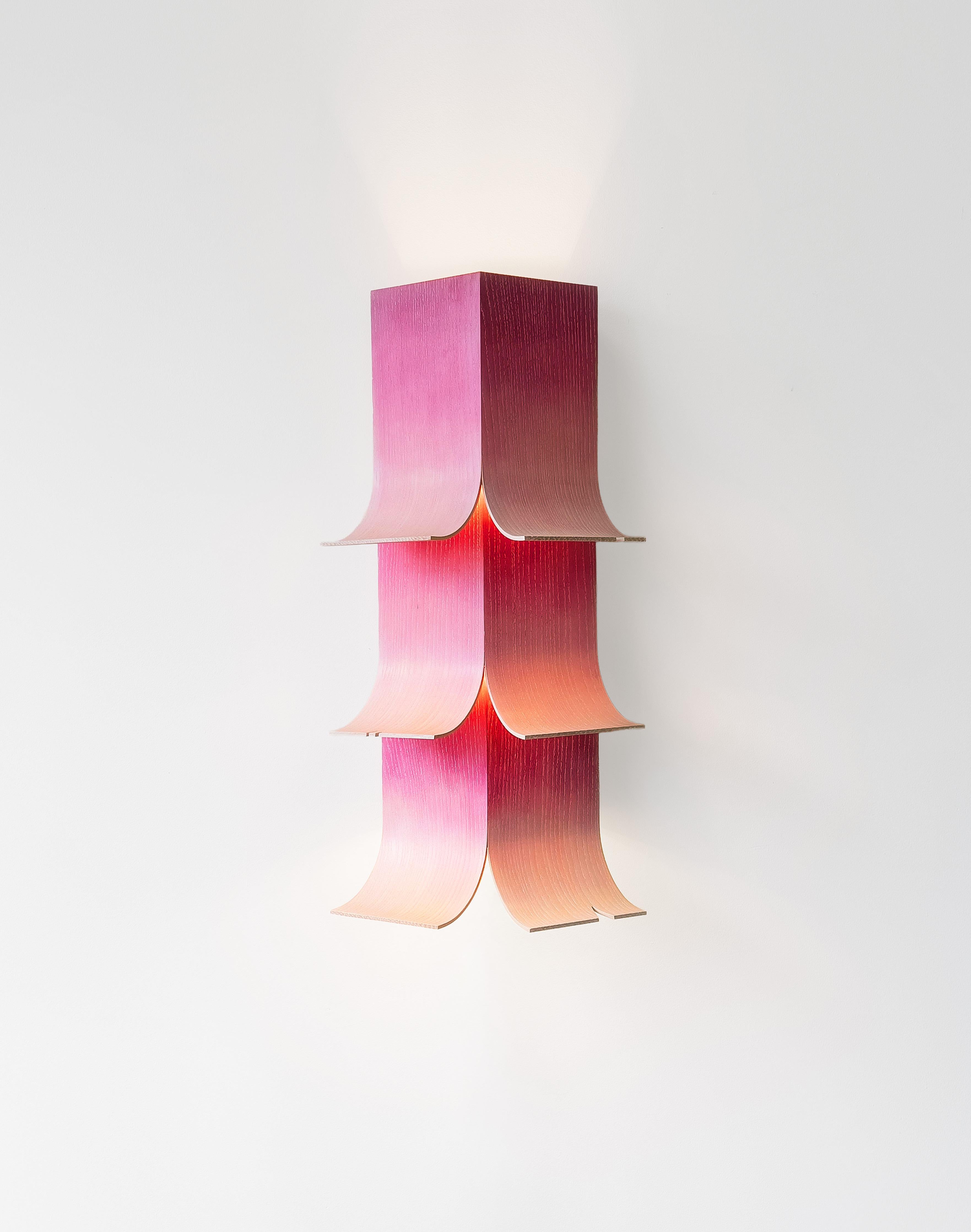 Moderno Petal Sconce - Sconce moderne realizzate a mano in legno curvato con verniciatura Ombre Rosa in vendita