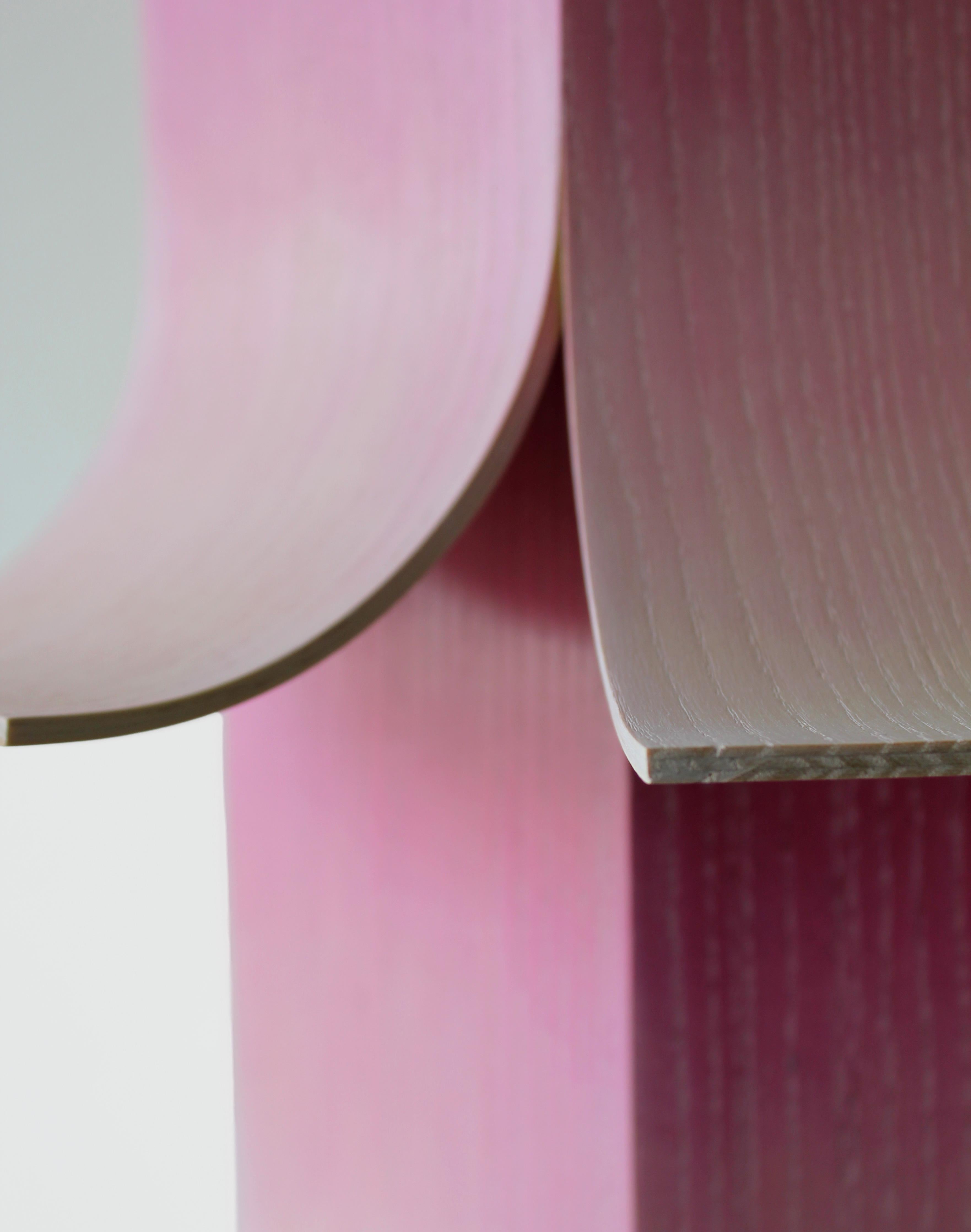 Americano Petal Sconce - Sconce moderne realizzate a mano in legno curvato con verniciatura Ombre Rosa in vendita