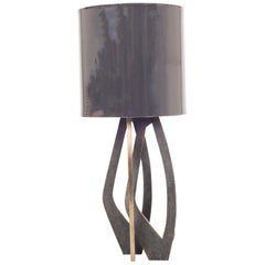 Lampe de bureau Petal en galuchat noir et laiton patiné bronze de R&Y Augousti