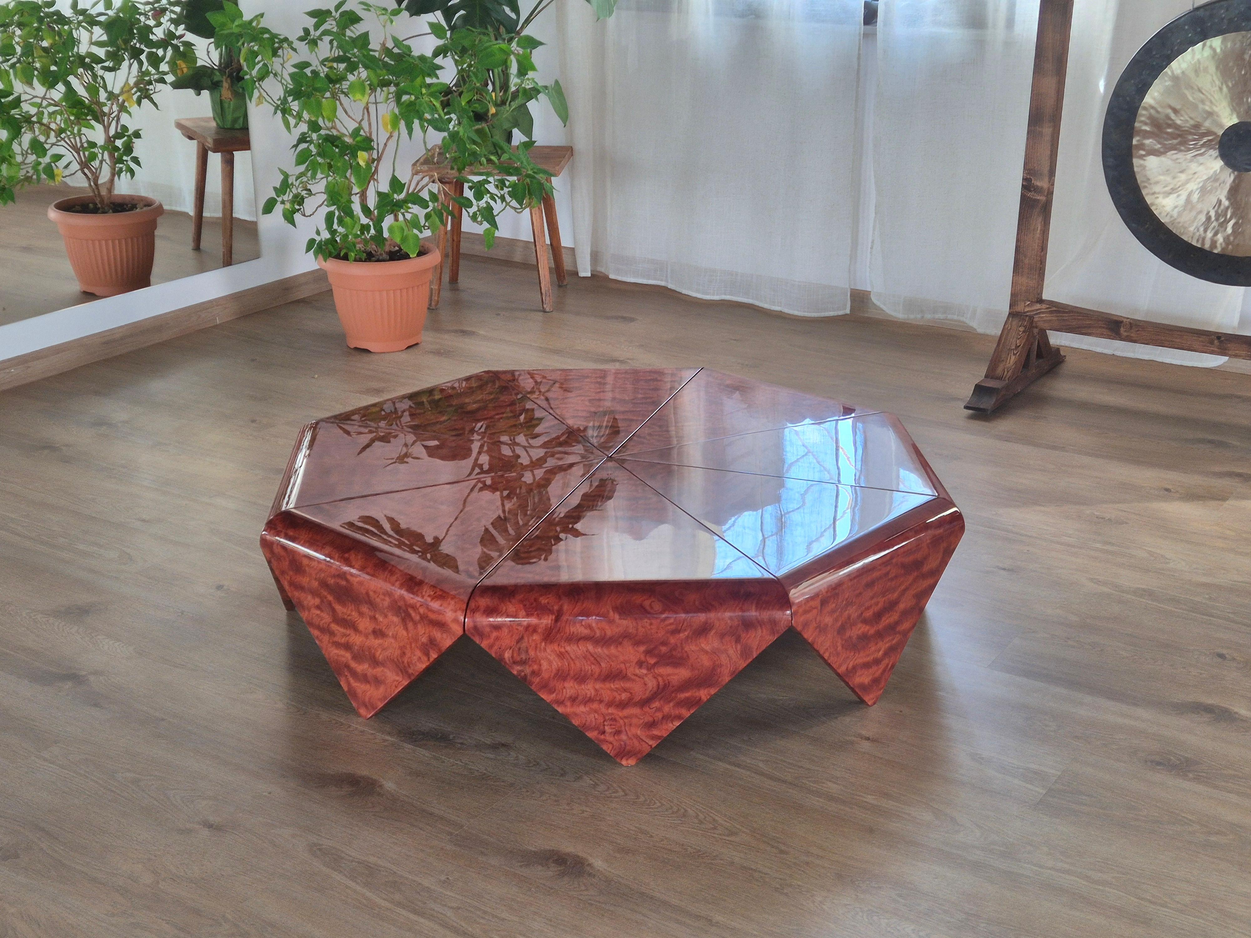 Table basse iconique PETALAS de Jorge Zalszupin (Brésil, vers 1960).
Table centrale en métal laqué et en contreplaqué moulé plaqué bois. Il comporte huit 