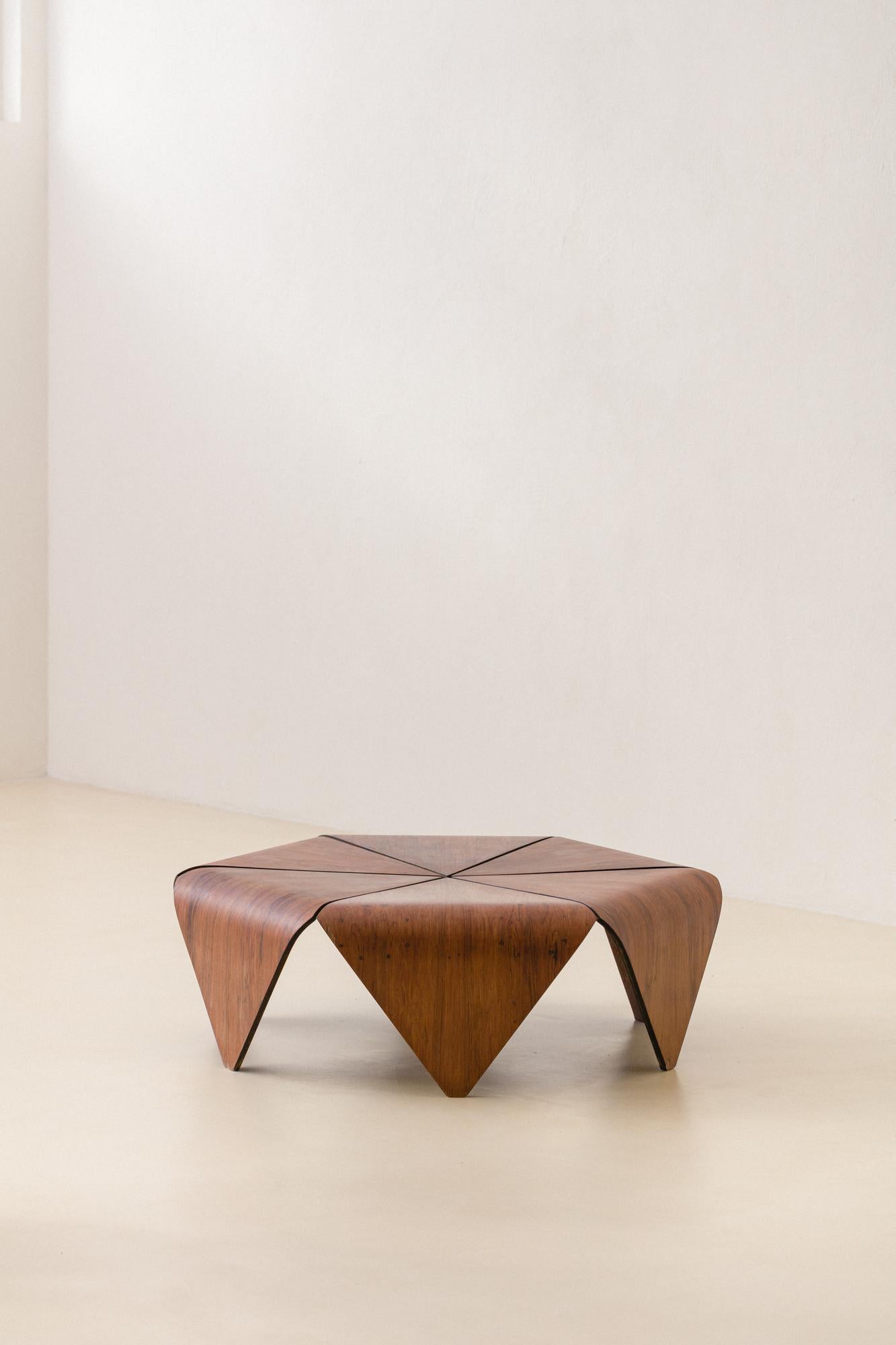 The iconic Petala is a coffee table designed by Jorge Zalszupin (1922-2020) in 1959 and produced by his company, L'atelier. The piece is made of molded laminate wood with a petal shape.

Much more than rationalizing design, Zalszupin focused