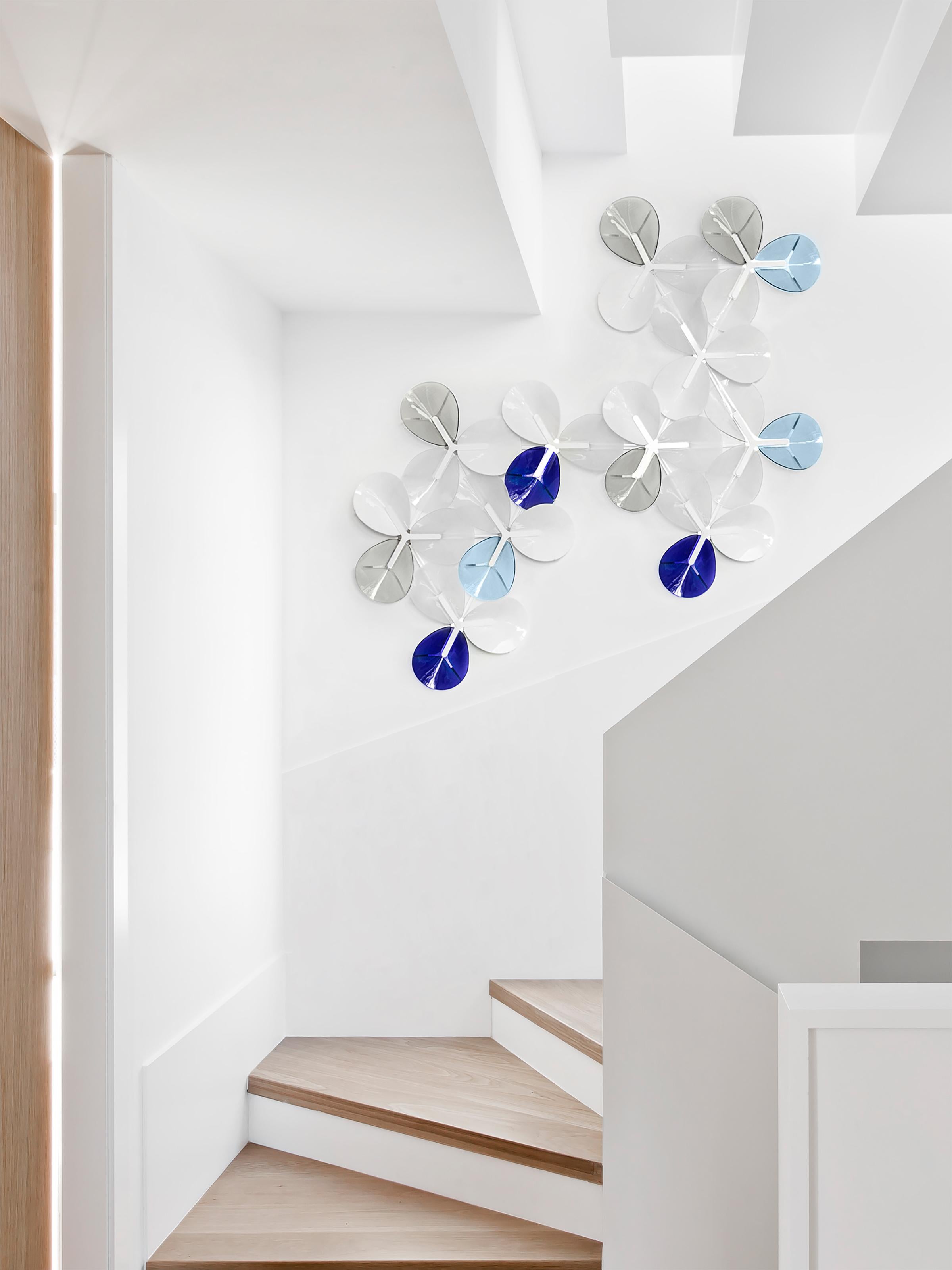 L'œuvre d'art mural PETALO est une composition de 33 pièces de verre en forme de pétales assemblées par groupes de 3 pièces qui forment un trèfle. 
Trois palettes de couleurs sont disponibles et d'autres combinaisons sont possibles sur demande.
Les