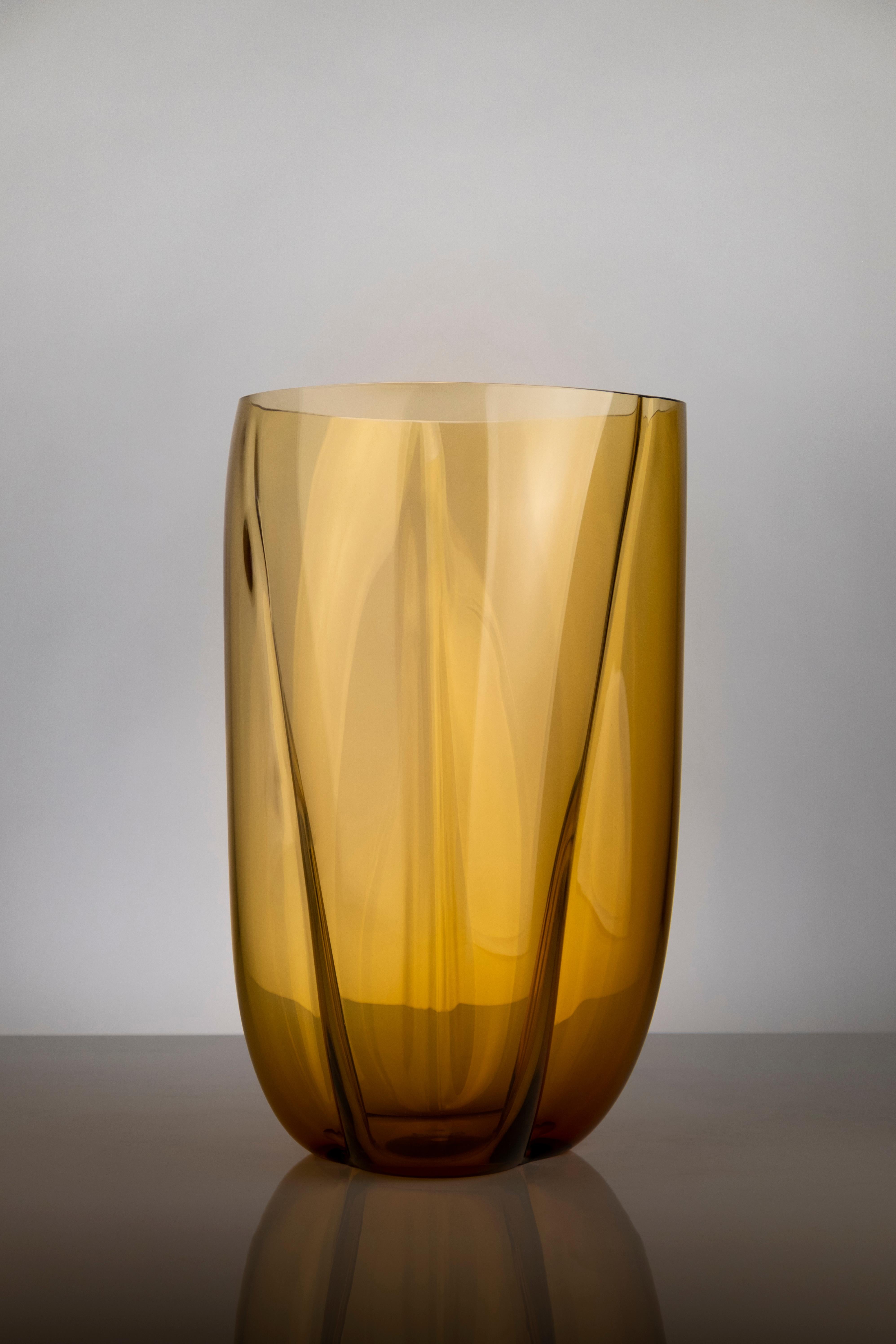 Petalo Golden Large Vase by Purho In New Condition For Sale In Geneve, CH