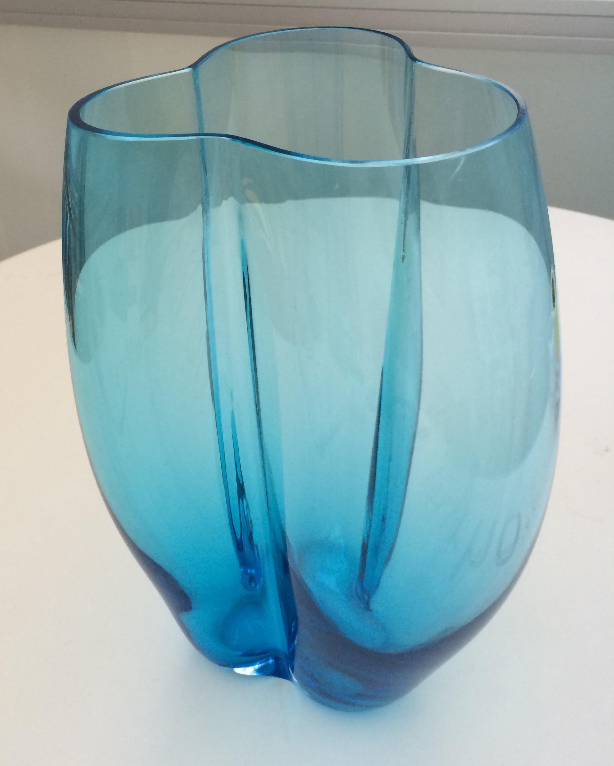 21. Jahrhundert Alessandro Mendini, Petalo große Vase 3 Blütenblätter, Muranoglas, verschiedene Farben
Petal ist eine runde Vase, die dank feiner Metalldrähte beim Blasen eine gelappte Form erhält, die an Blütenblätter erinnert. Petalo wurde von
