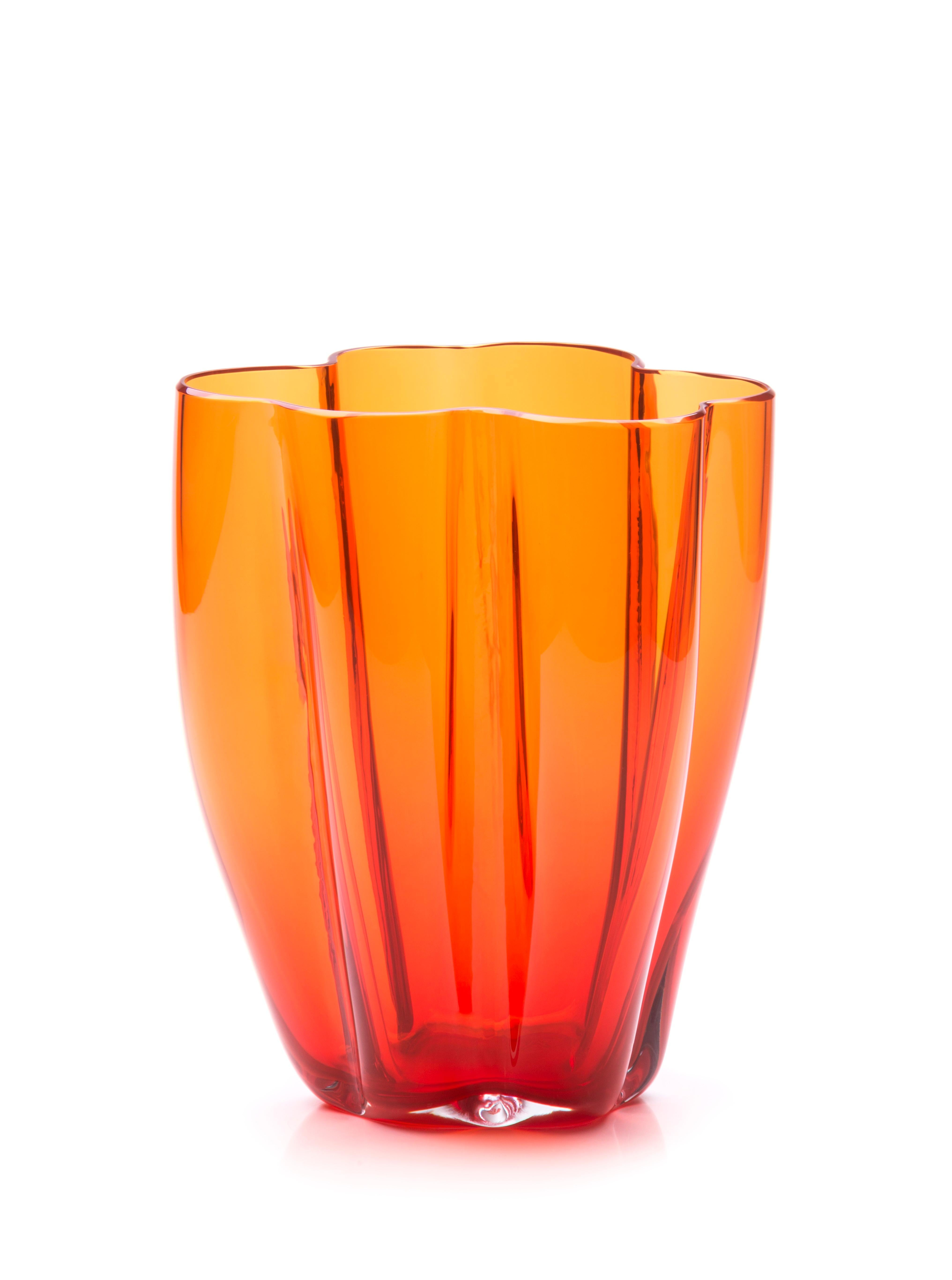 21ème siècle Alessandro Mendini, petit vase Petalo, 6 pétales, verre de Murano, couleurs variées
Petal est un vase arrondi qui, grâce à de fins fils de métal, crée en soufflant des formes lobées qui ressemblent à des pétales. Conçu par Alessandro