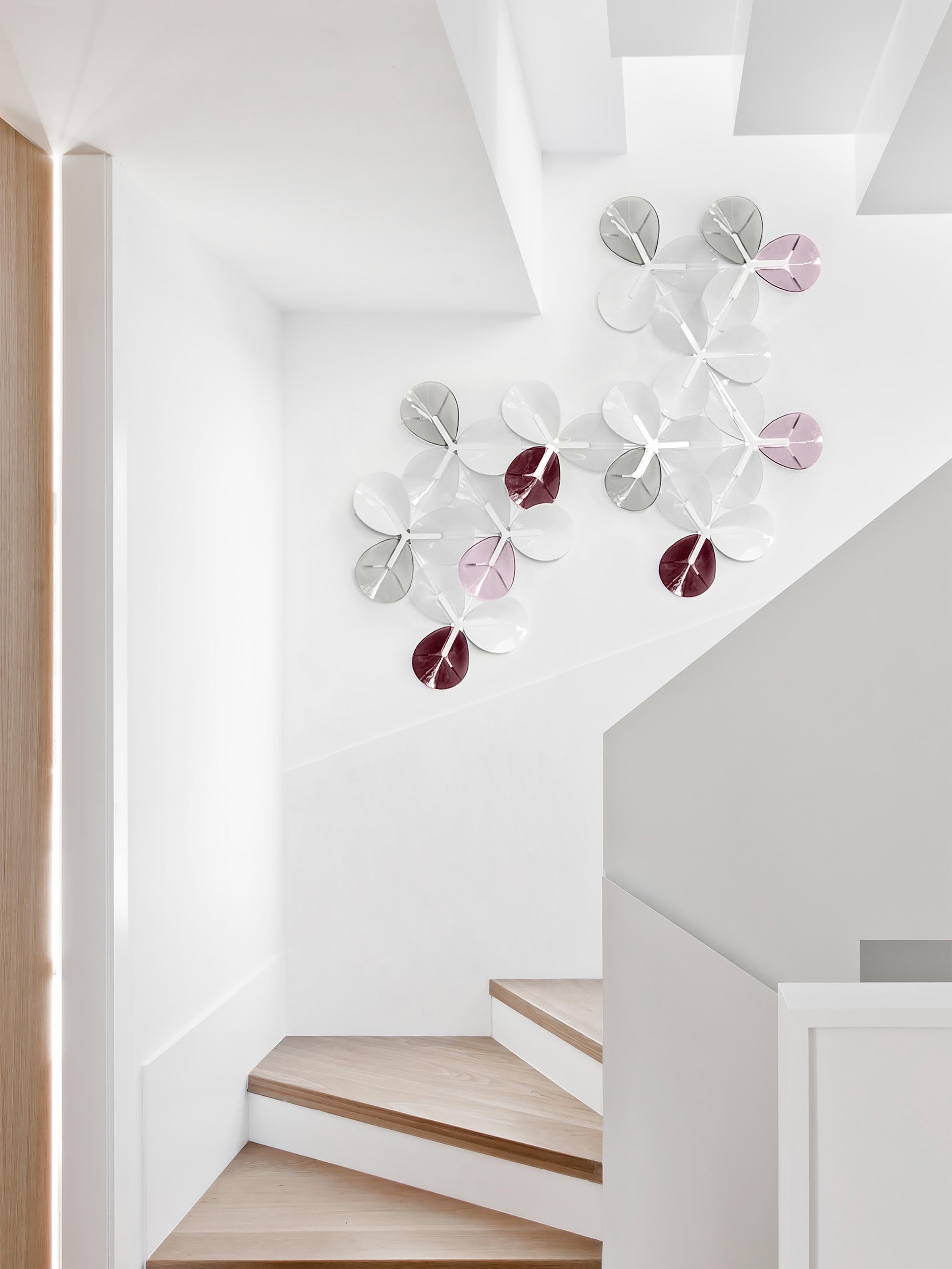 L'œuvre d'art mural PETALO est une composition de 33 pièces de verre en forme de pétales assemblées par groupes de 3 pièces qui forment un trèfle. 
Trois palettes de couleurs sont disponibles et d'autres combinaisons sont possibles sur demande.
Les