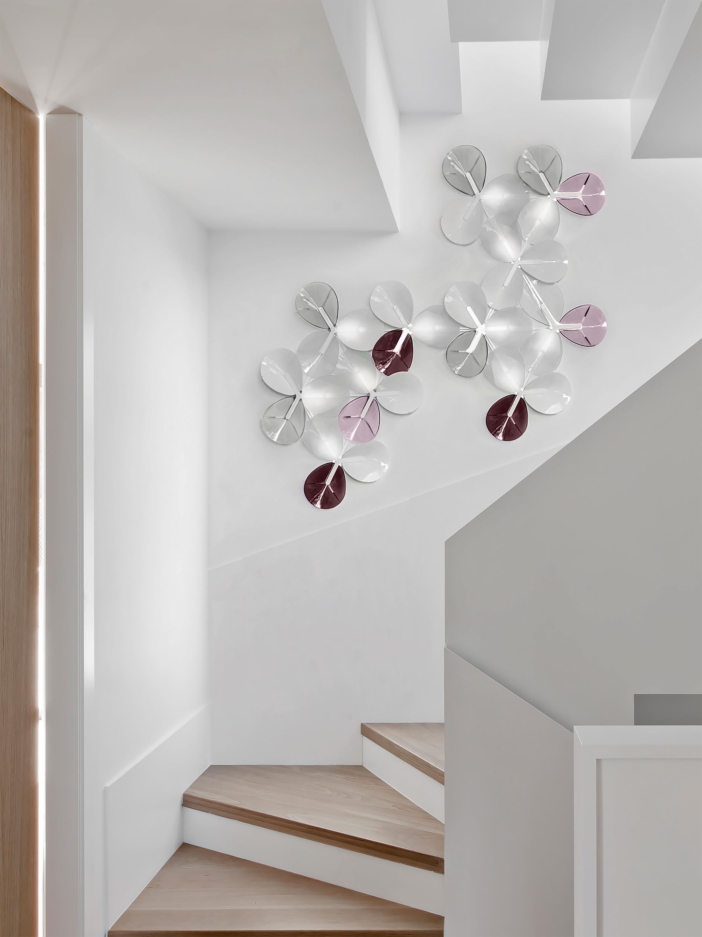 The PETALO is a composition of 33 petal-shaped glass pieces assembled in groups of 3 pieces that form a clover.
There are 3 color palettes available and other combinations on demand.
The colored artisan glass pieces are mounted on a polished