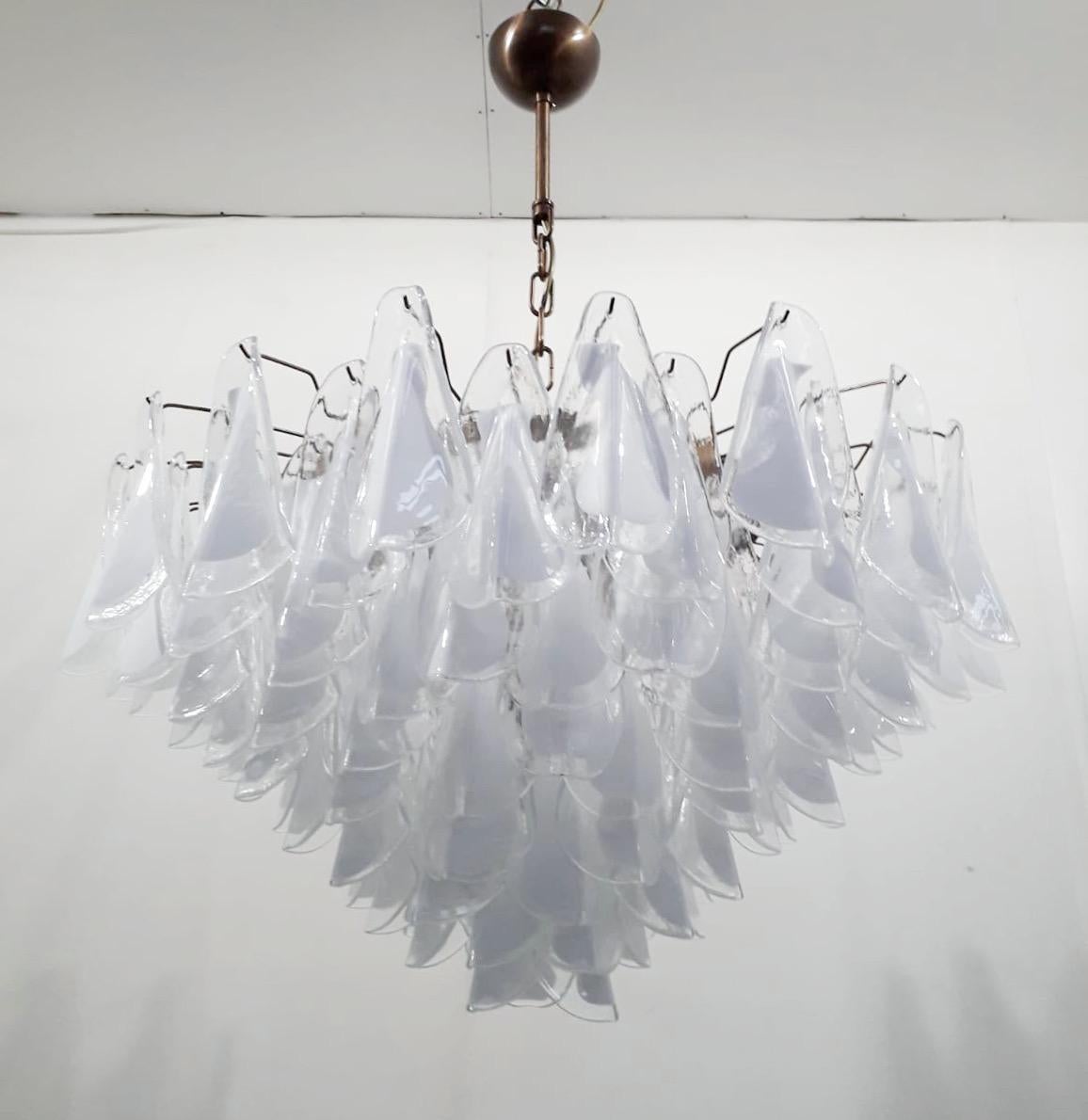 Lampadario italiano con petali in vetro di Murano bianco latte, montati su telai con finitura cromata / Disegnato da Fabio Bergomi per Fabio Ltd, ispirato a Vistosi / Made in Italy
21 luci / tipo E26 o E27 / max 60W ciascuna
Diametro: 47 pollici /