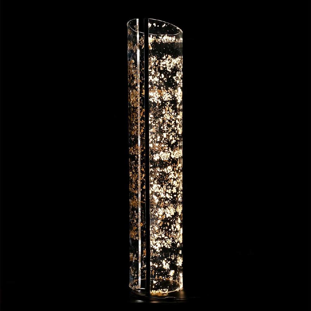 Lampadaire Pétales Feuille d'Or dont toute la structure est réalisée avec une feuille d'aluminium. 
feuille unique de cristal acrylique pliée à la main, avec pétales dorés 
Les feuilles sont introduites dans le verre en cristal acrylique. 
Petals