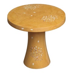 Table à incrustation de pétales en pierre de Jaisalmer, fabriquée à la main en Inde par Stephanie Odegard