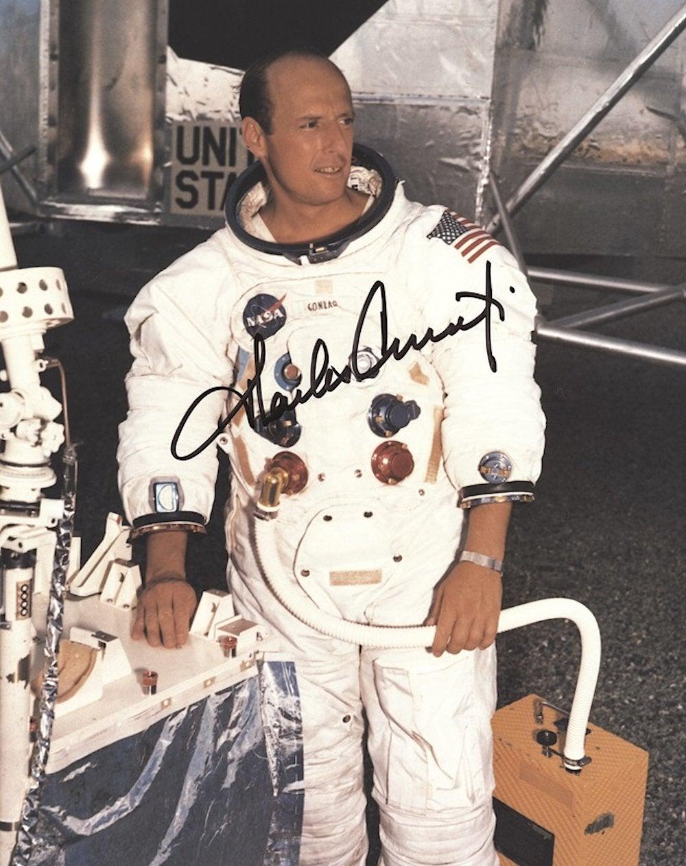 Ein signiertes Foto des Apollo-12-Astronauten Pete Conrad, dem dritten Mann auf dem Mond

Charles 