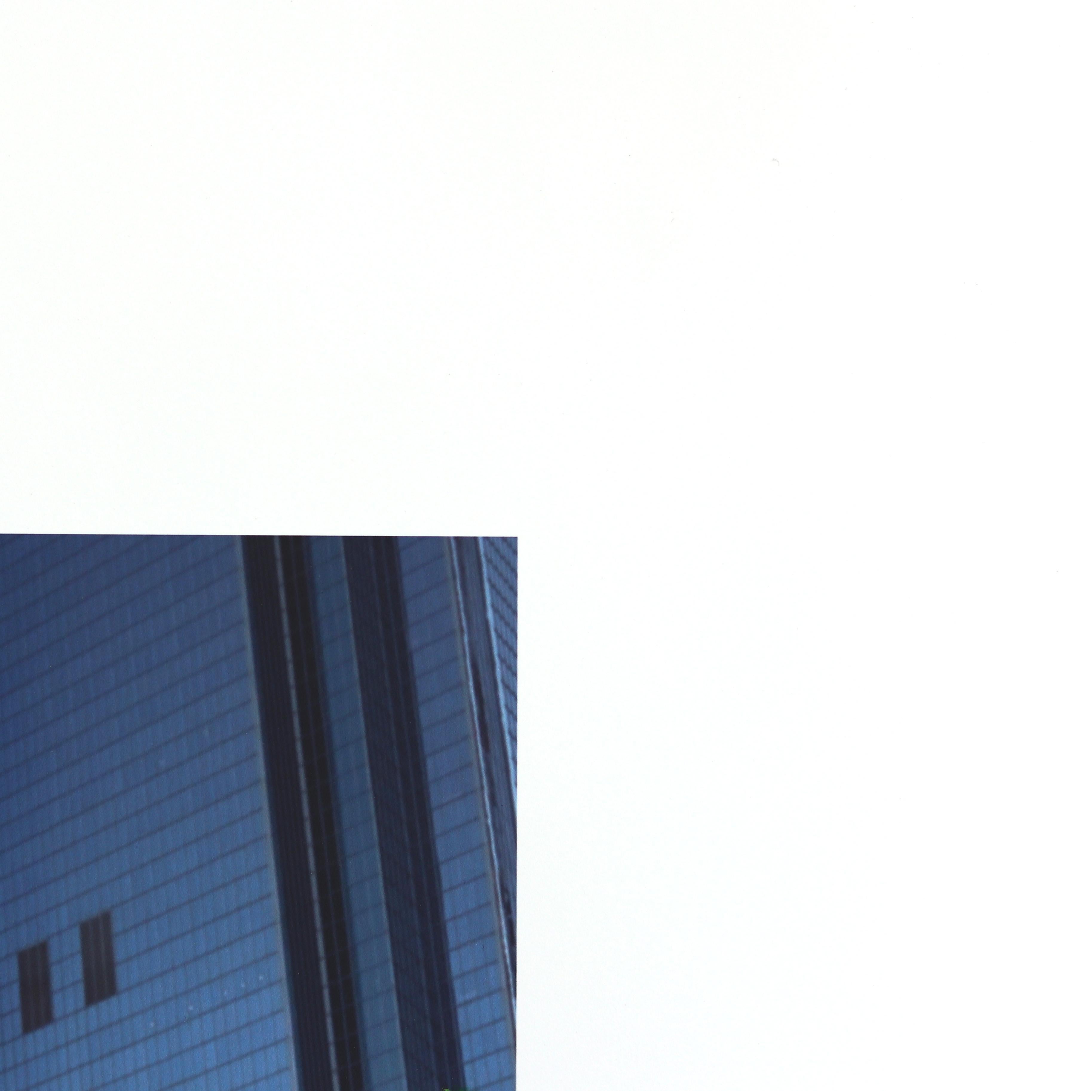 Le vol des anges - Photographie urbaine originale Nature morte Œuvre d'art mixte en vente 1