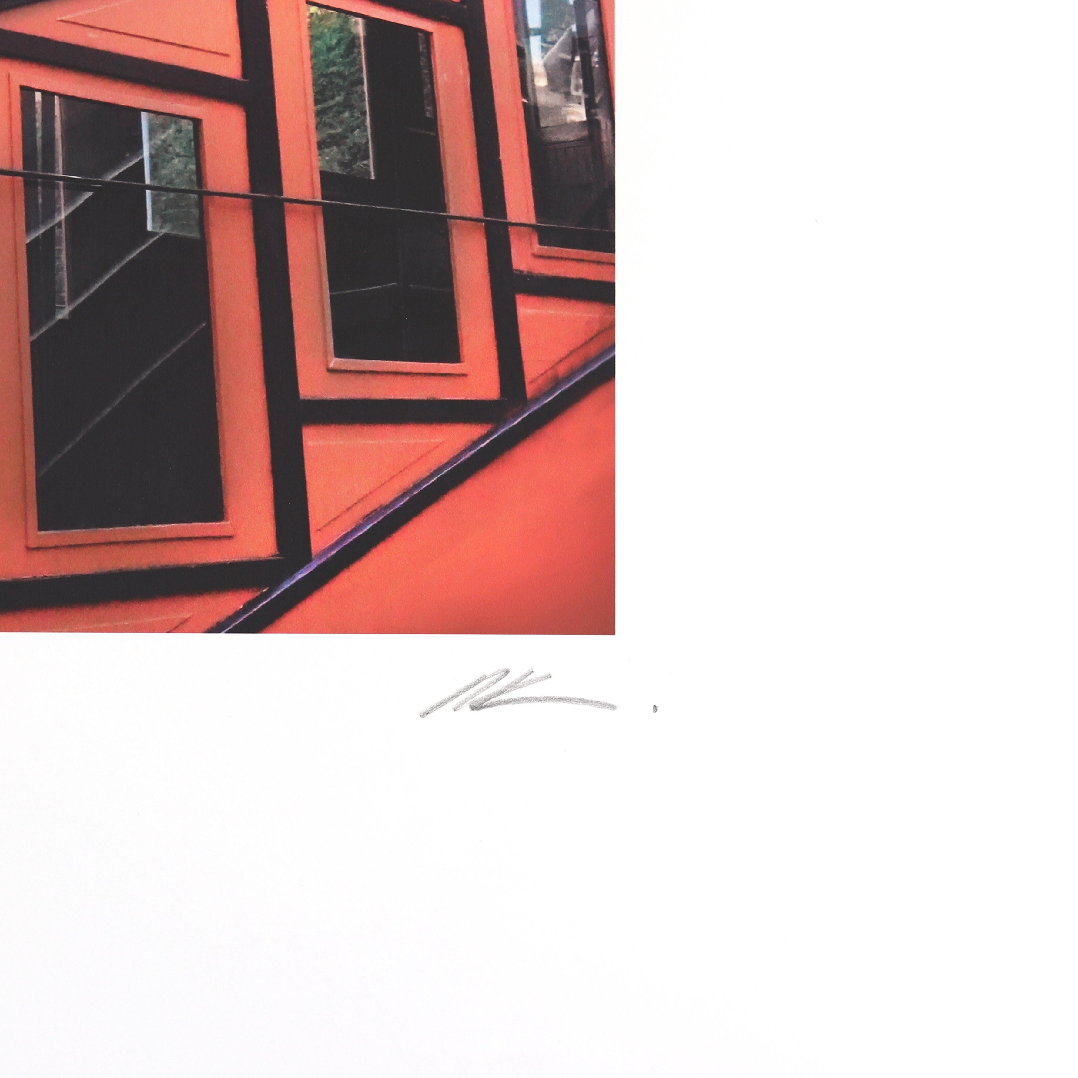 Le vol des anges - Photographie urbaine originale Nature morte Œuvre d'art mixte en vente 3