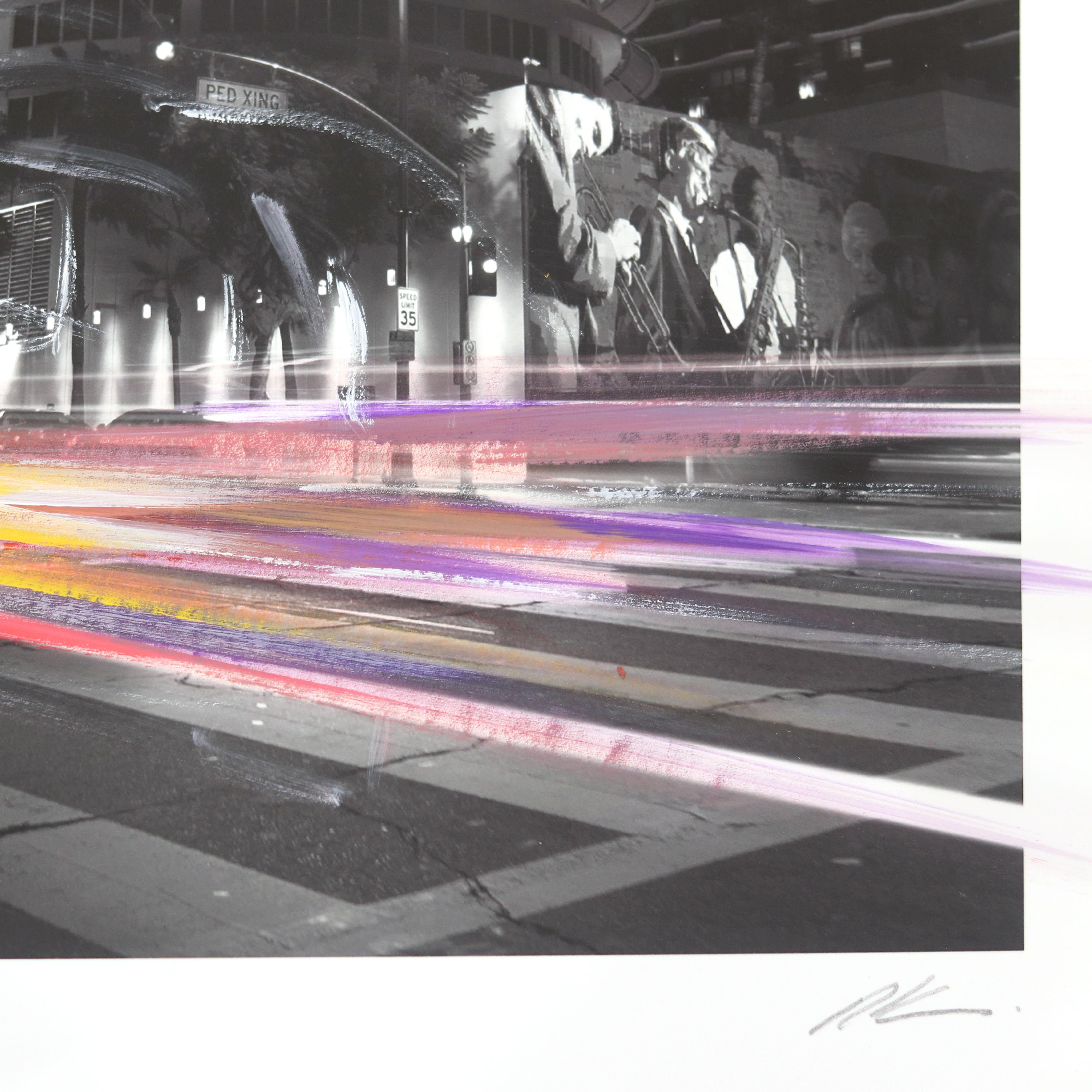Pete Kasprzaks Leidenschaft für das Stadtleben kommt in seinen dynamischen urbanen Kunstwerken zum Ausdruck. Kasprzaks Kunstwerke drücken mit lebhaften Pinselstrichen Energie und Leben aus. Mit Öl- und Acrylfarbe fügt er dynamische Bewegung und
